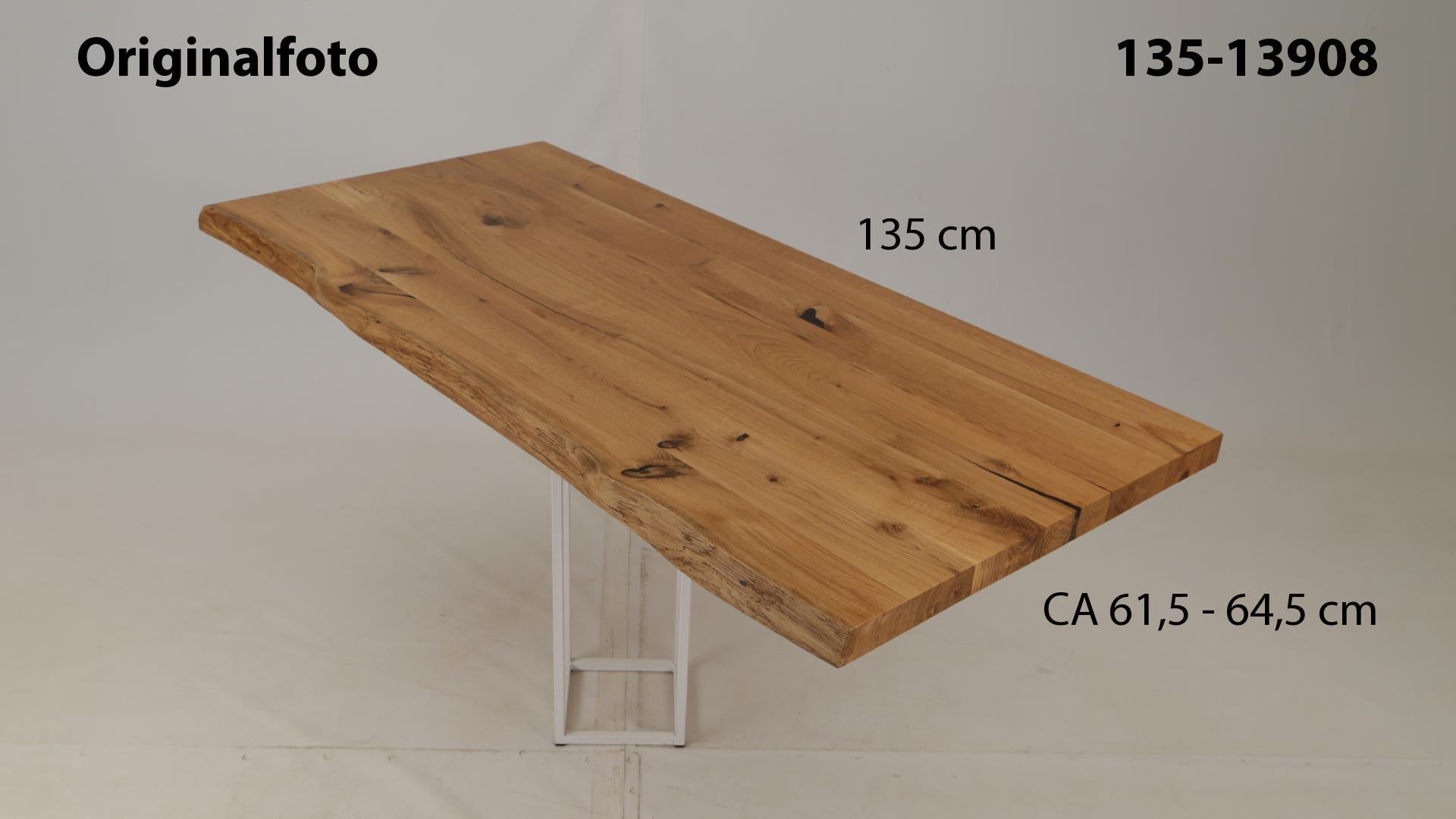 Eichenholz-Tischplatte Nummer 135-13908, Länge 135 cm cm, Breite ca. 61.5 cm–64.5 cm, mit gebürsteter Baumkante, geschliffen, 2 Schichten italienisches Öl, Äste und Risse mit Epoxidharz
