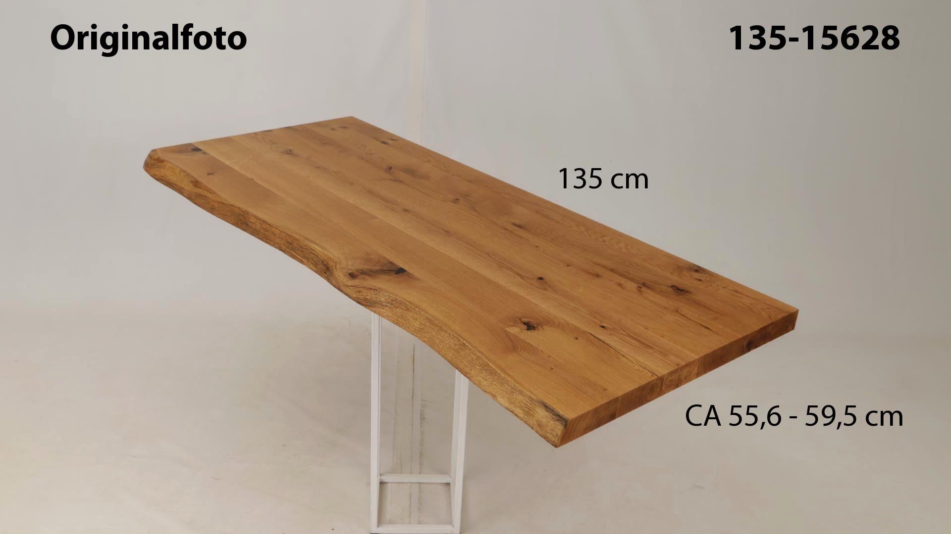 Eichenholz-Tischplatte Nummer 135-15628, Länge 135 cm cm, Breite ca. 55.6 cm–59.5 cm, mit gebürsteter Baumkante, geschliffen, 2 Schichten italienisches Öl, Äste und Risse mit Epoxidharz