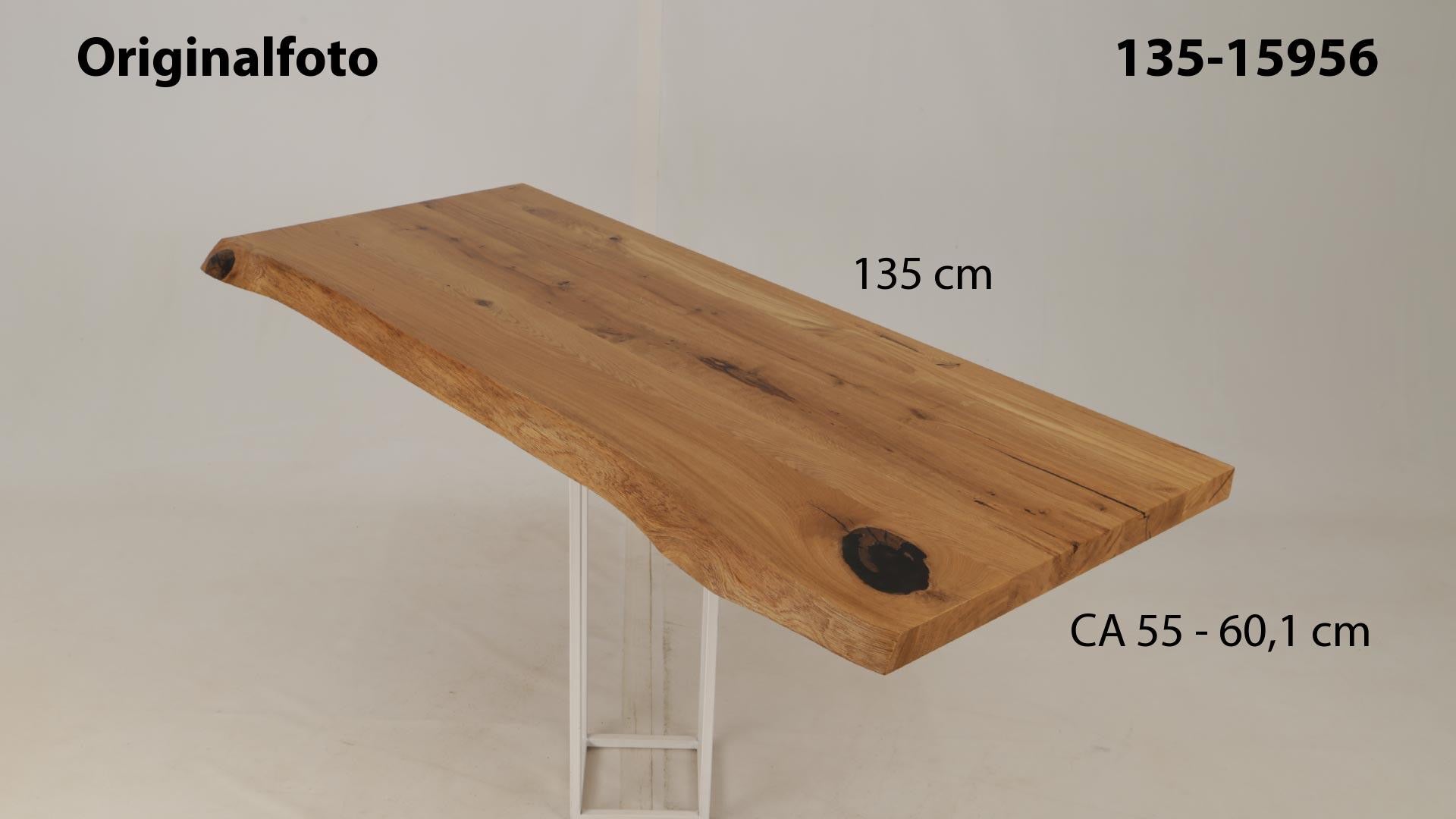 Eichenholz-Tischplatte Nummer 135-15956, Länge 135 cm cm, Breite ca. 55 cm–60.1 cm, mit gebürsteter Baumkante, geschliffen, 2 Schichten italienisches Öl, Äste und Risse mit Epoxidharz