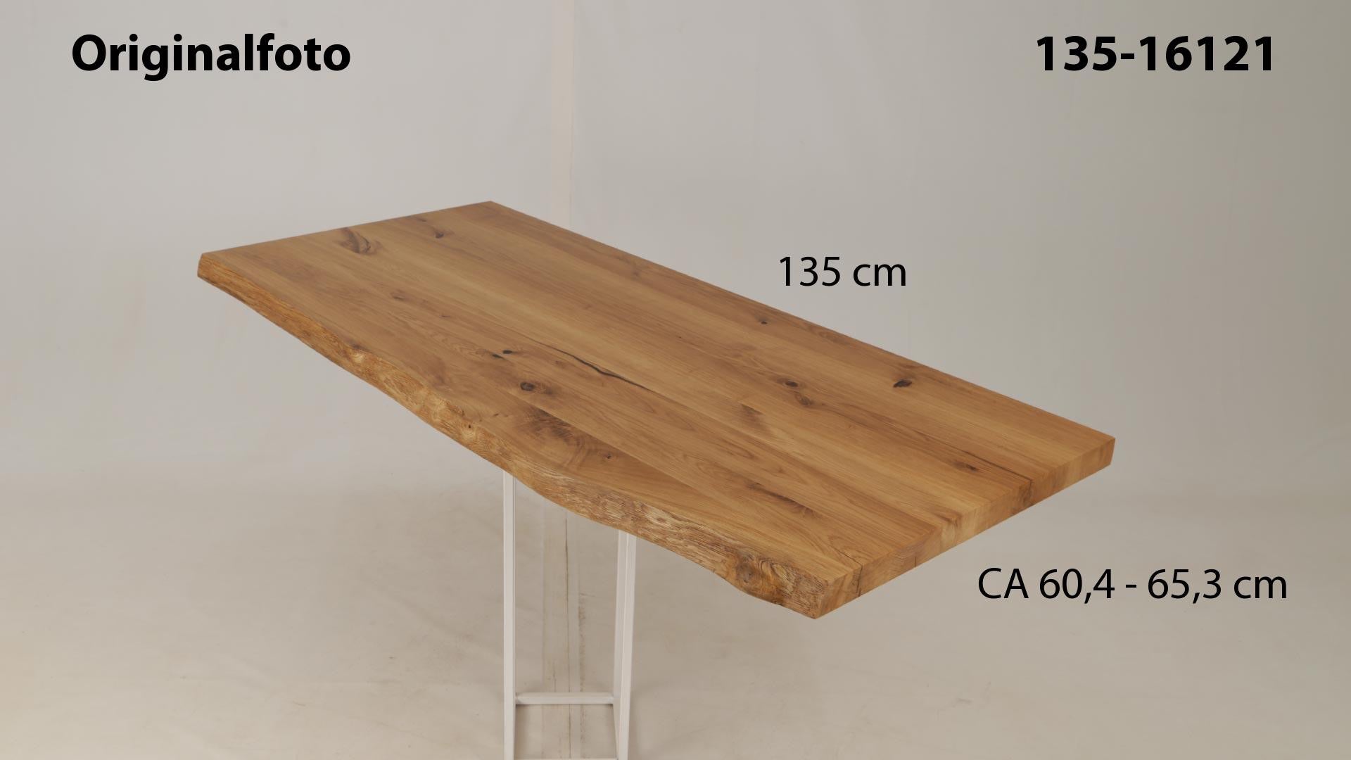 Eichenholz-Tischplatte Nummer 135-16121, Länge 135 cm cm, Breite ca. 60.4 cm–65.3 cm, mit gebürsteter Baumkante, geschliffen, 2 Schichten italienisches Öl, Äste und Risse mit Epoxidharz
