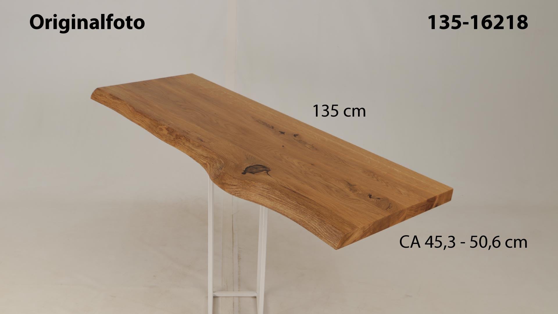 Eichenholz-Tischplatte Nummer 135-16218, Länge 135 cm cm, Breite ca. 45.3 cm–50.6 cm, mit gebürsteter Baumkante, geschliffen, 2 Schichten italienisches Öl, Äste und Risse mit Epoxidharz