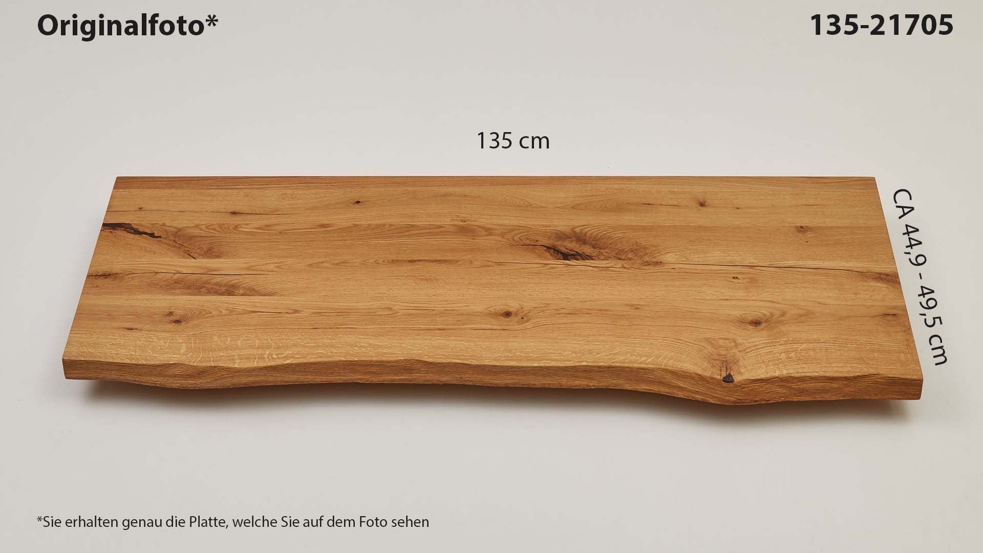 Eichenholz-Tischplatte Nummer 135-21705, Länge 135 cm cm, Breite ca. 44.9 cm–49.5 cm, mit gebürsteter Baumkante, geschliffen, 2 Schichten italienisches Öl, Äste und Risse mit Epoxidharz