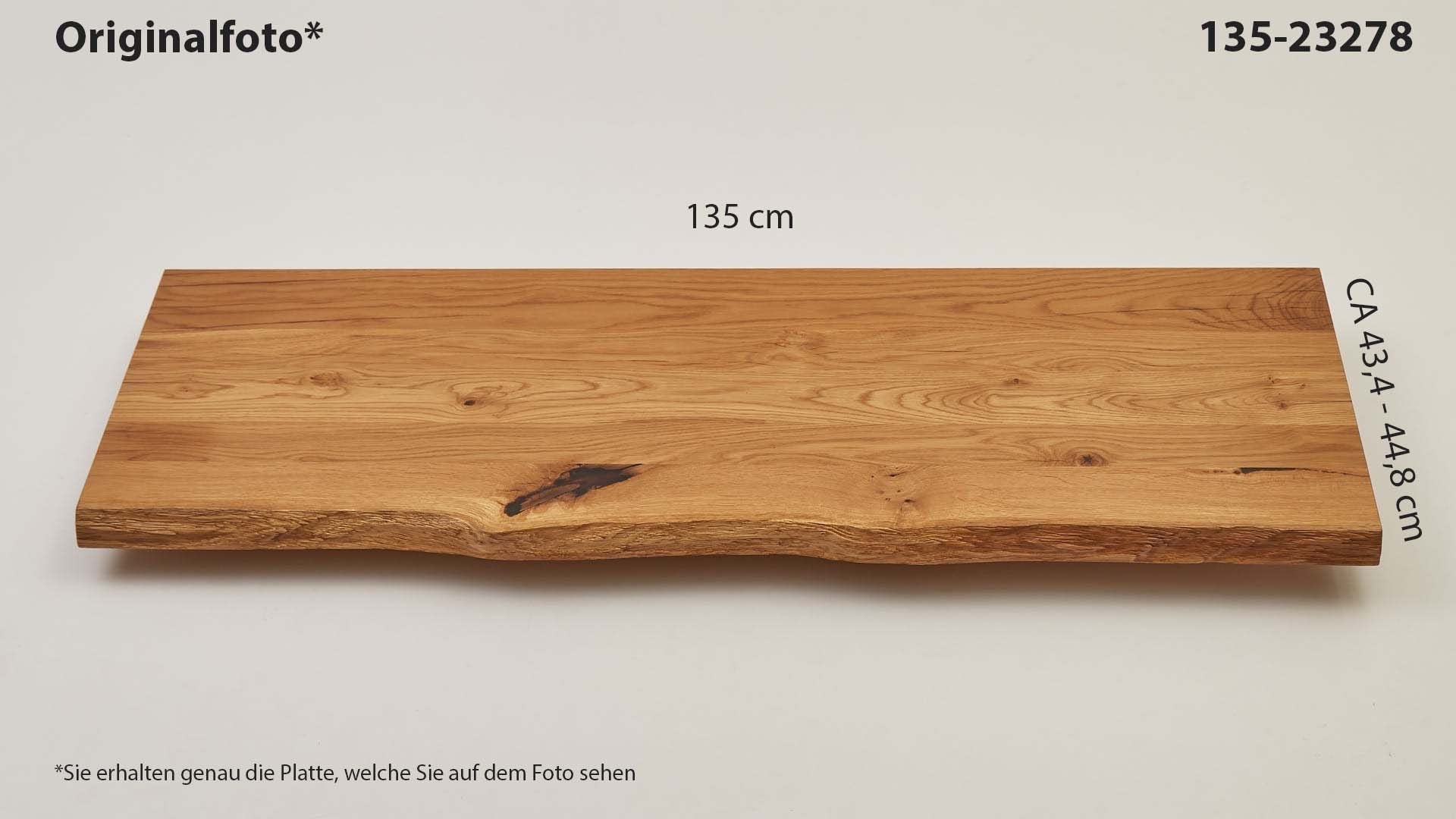 Eichenholz-Tischplatte Nummer 135-23278, Länge 135 cm cm, Breite ca. 43.4 cm–44.8 cm, mit gebürsteter Baumkante, geschliffen, 2 Schichten italienisches Öl, Äste und Risse mit Epoxidharz