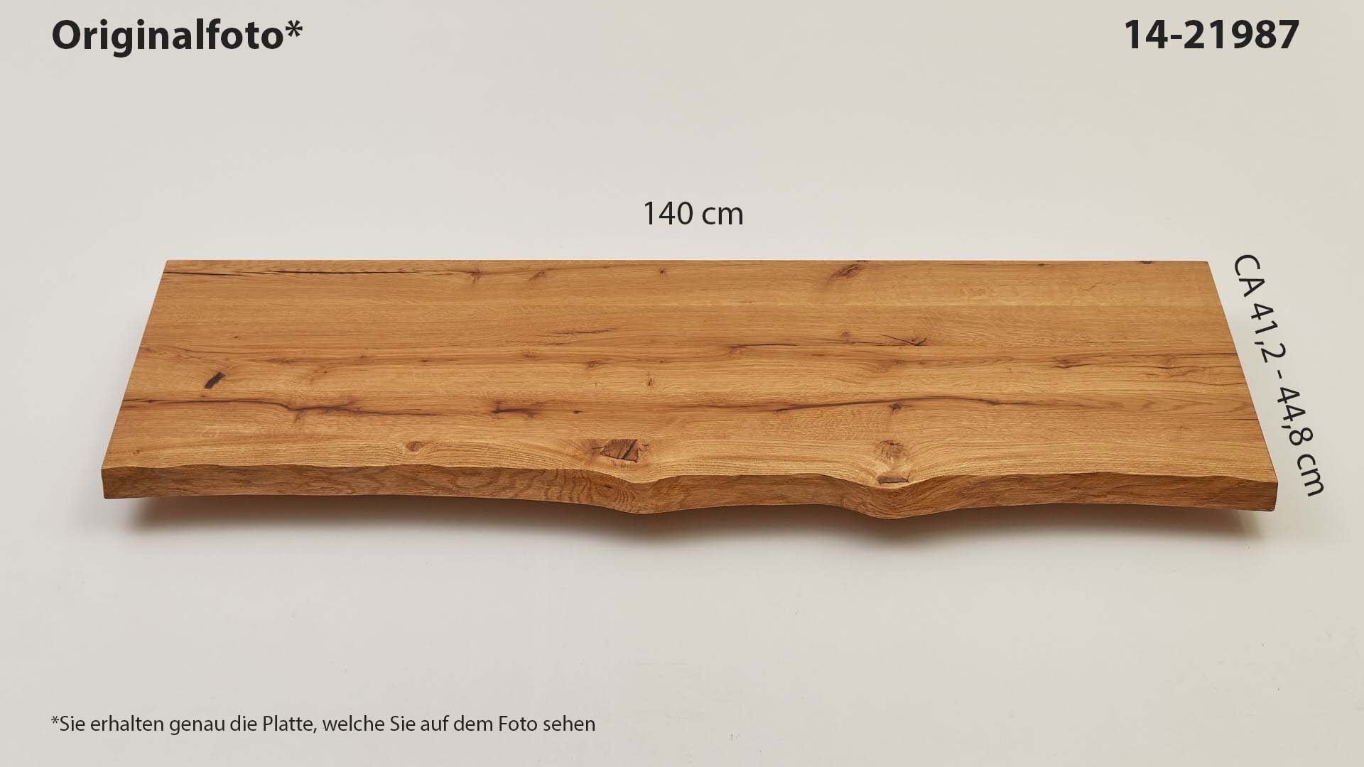 Eichenholz-Tischplatte Nummer 14-21987, Länge 140 cm cm, Breite ca. 41.2 cm–44.8 cm, mit gebürsteter Baumkante, geschliffen, 2 Schichten italienisches Öl, Äste und Risse mit Epoxidharz