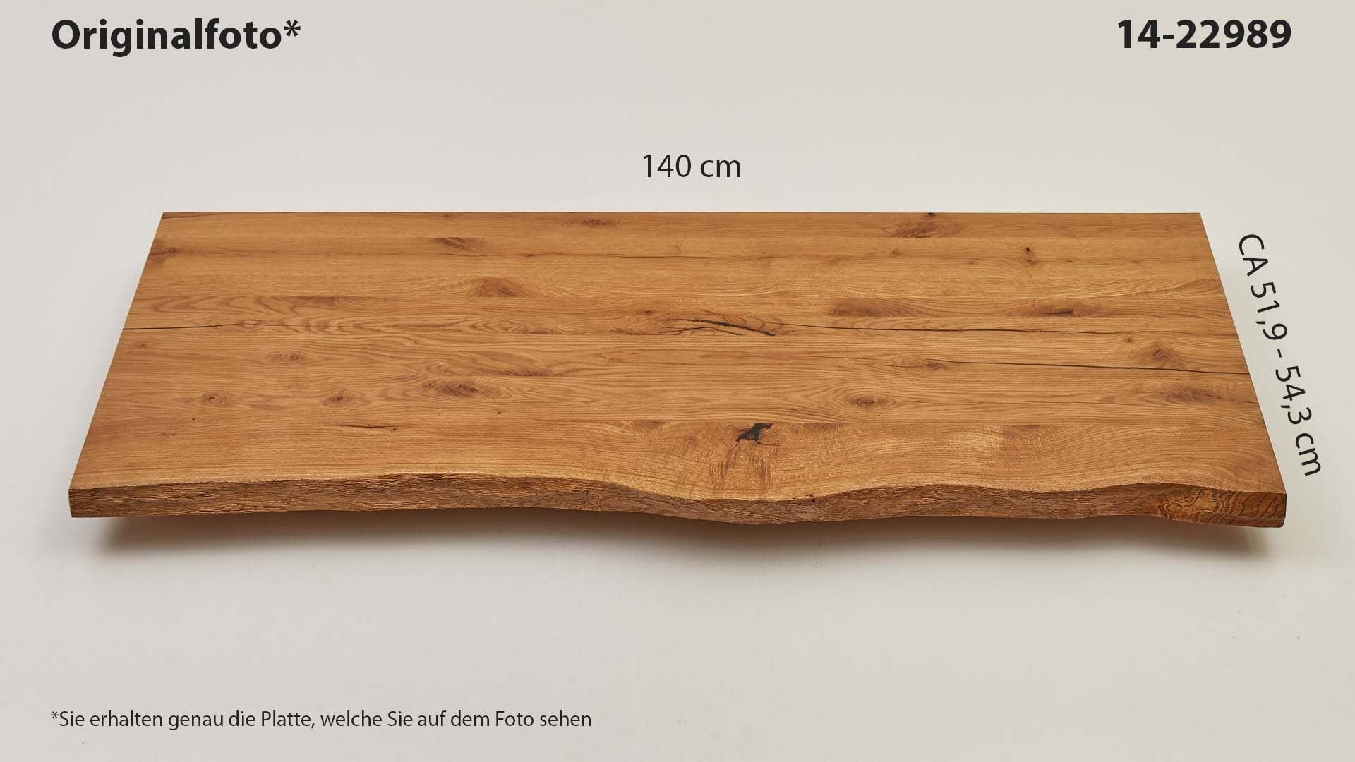 Eichenholz-Tischplatte Nummer 14-22989, Länge 140 cm cm, Breite ca. 51.9 cm–54.3 cm, mit gebürsteter Baumkante, geschliffen, 2 Schichten italienisches Öl, Äste und Risse mit Epoxidharz