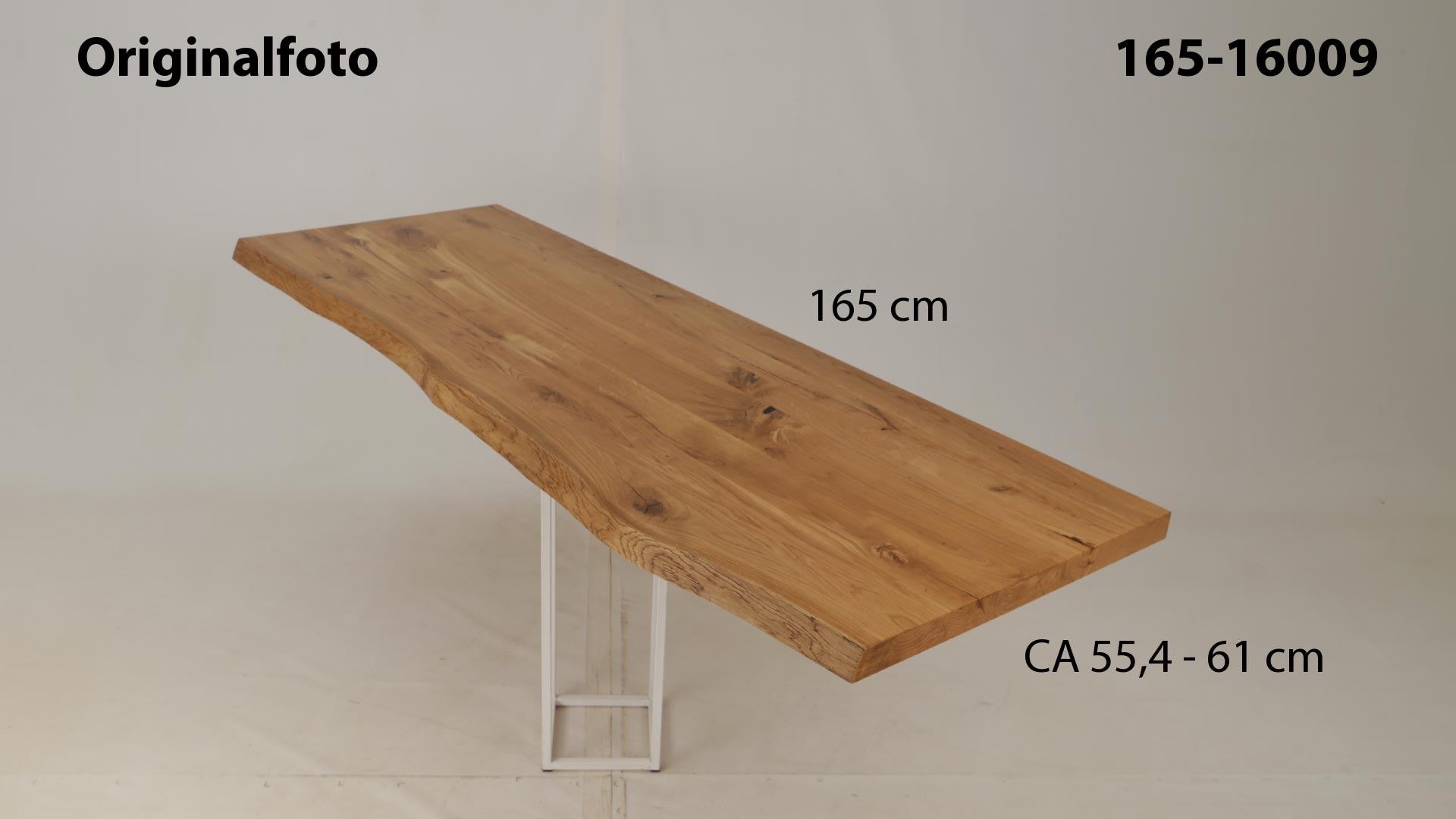Eichenholz-Tischplatte Nummer 165-16009, Länge 165 cm cm, Breite ca. 55.4 cm–61 cm, mit gebürsteter Baumkante, geschliffen, 2 Schichten italienisches Öl, Äste und Risse mit Epoxidharz