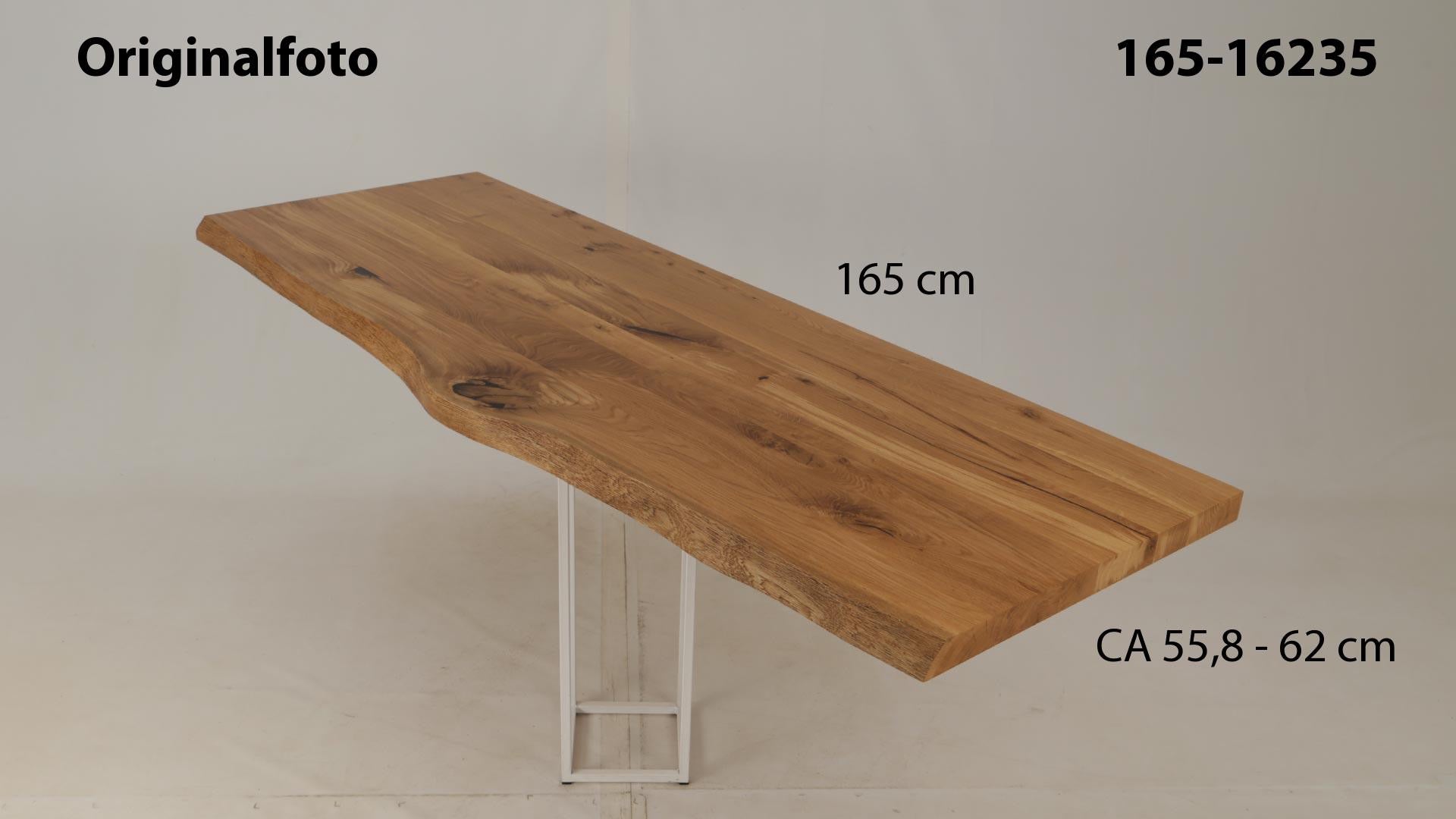 Eichenholz-Tischplatte Nummer 165-16235, Länge 165 cm cm, Breite ca. 55.8 cm–62 cm, mit gebürsteter Baumkante, geschliffen, 2 Schichten italienisches Öl, Äste und Risse mit Epoxidharz