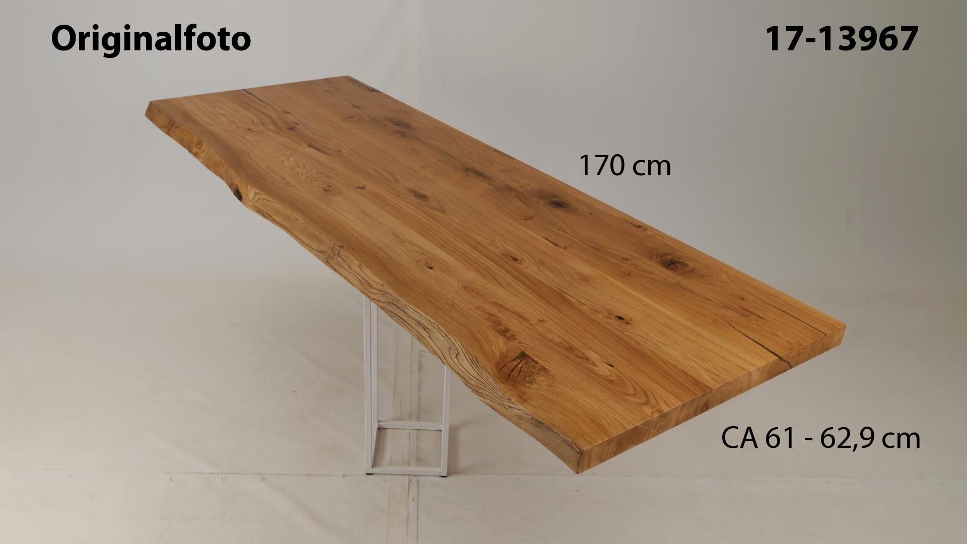 Eichenholz-Tischplatte Nummer 17-13967, Länge 170 cm cm, Breite ca. 61 cm–62.9 cm, mit gebürsteter Baumkante, geschliffen, 2 Schichten italienisches Öl, Äste und Risse mit Epoxidharz