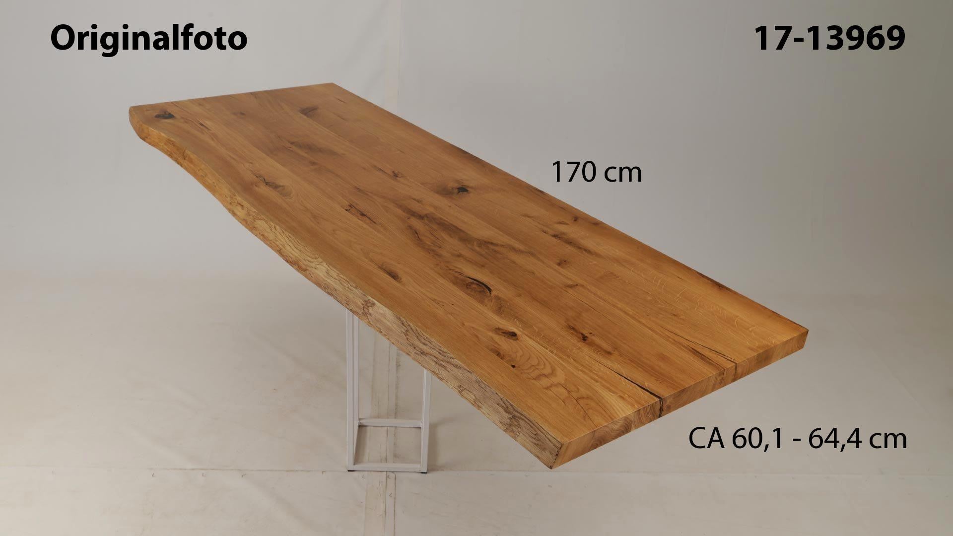 Eichenholz-Tischplatte Nummer 17-13969, Länge 170 cm cm, Breite ca. 60.1 cm–64.4 cm, mit gebürsteter Baumkante, geschliffen, 2 Schichten italienisches Öl, Äste und Risse mit Epoxidharz