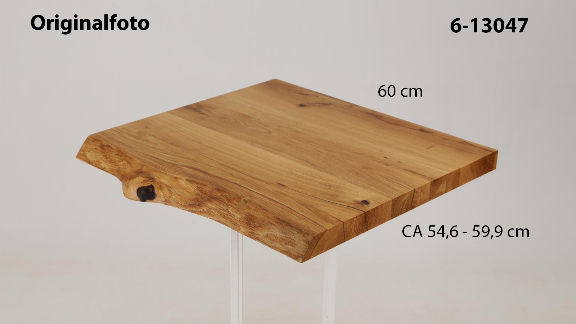 Eichenholz-Tischplatte Nummer 6-13047, Länge 60 cm cm, Breite ca. 54.6 cm–59.9 cm, mit gebürsteter Baumkante, geschliffen, 2 Schichten italienisches Öl, Äste und Risse mit Epoxidharz