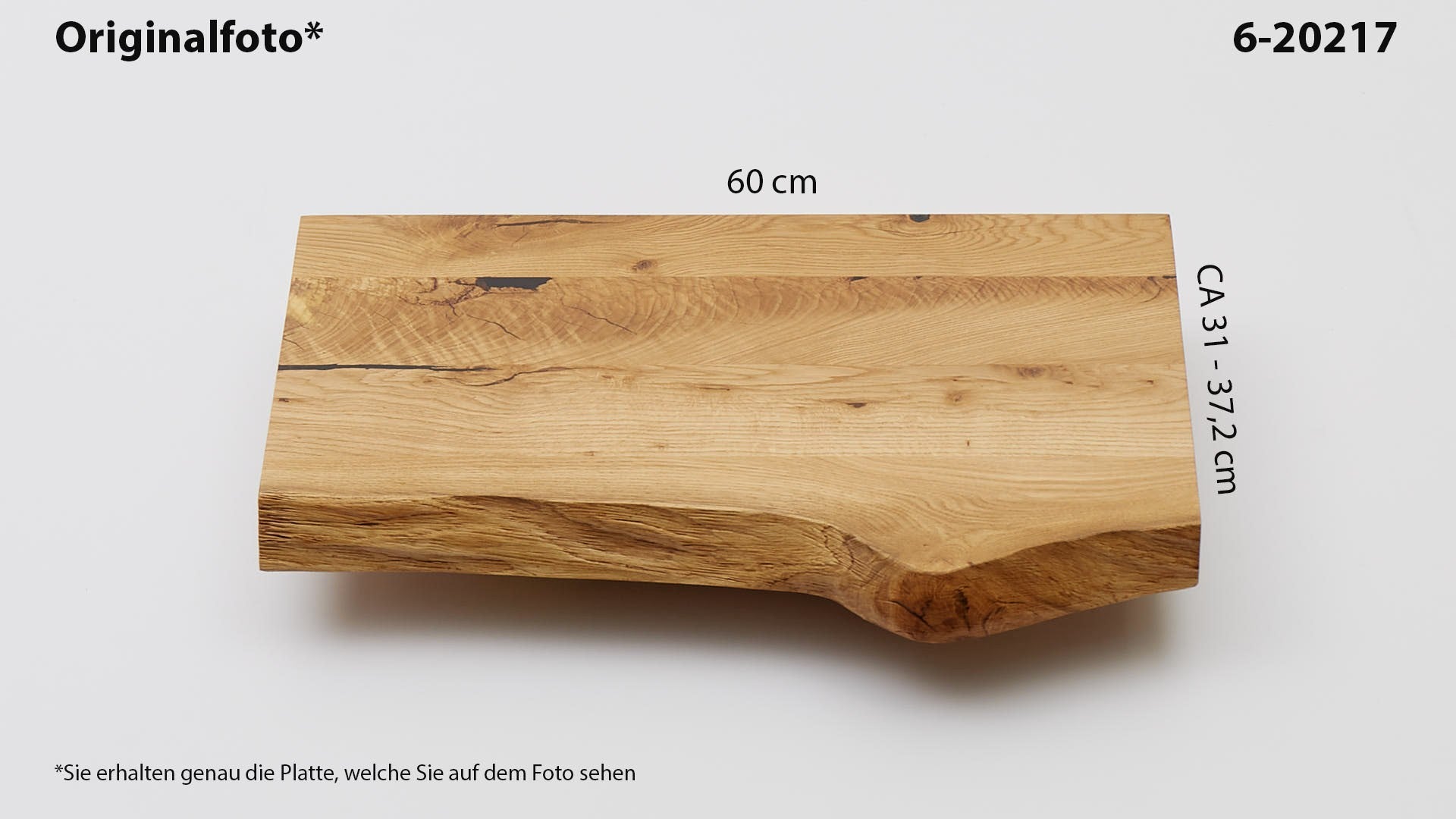 Eichenholz-Tischplatte Nummer 6-20217, Länge 60 cm cm, Breite ca. 31 cm–37.2 cm, mit gebürsteter Baumkante, geschliffen, 2 Schichten italienisches Öl, Äste und Risse mit Epoxidharz