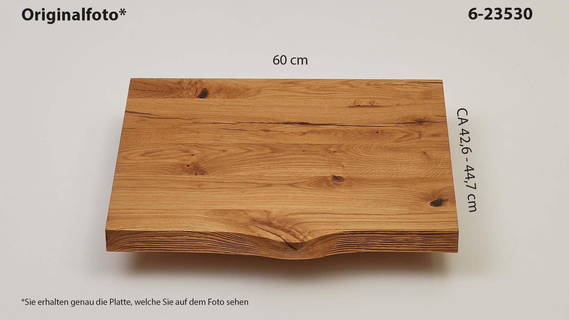 Eichenholz-Tischplatte Nummer 6-23530, Länge 60 cm cm, Breite ca. 42.6 cm–44.7 cm, mit gebürsteter Baumkante, geschliffen, 2 Schichten italienisches Öl, Äste und Risse mit Epoxidharz