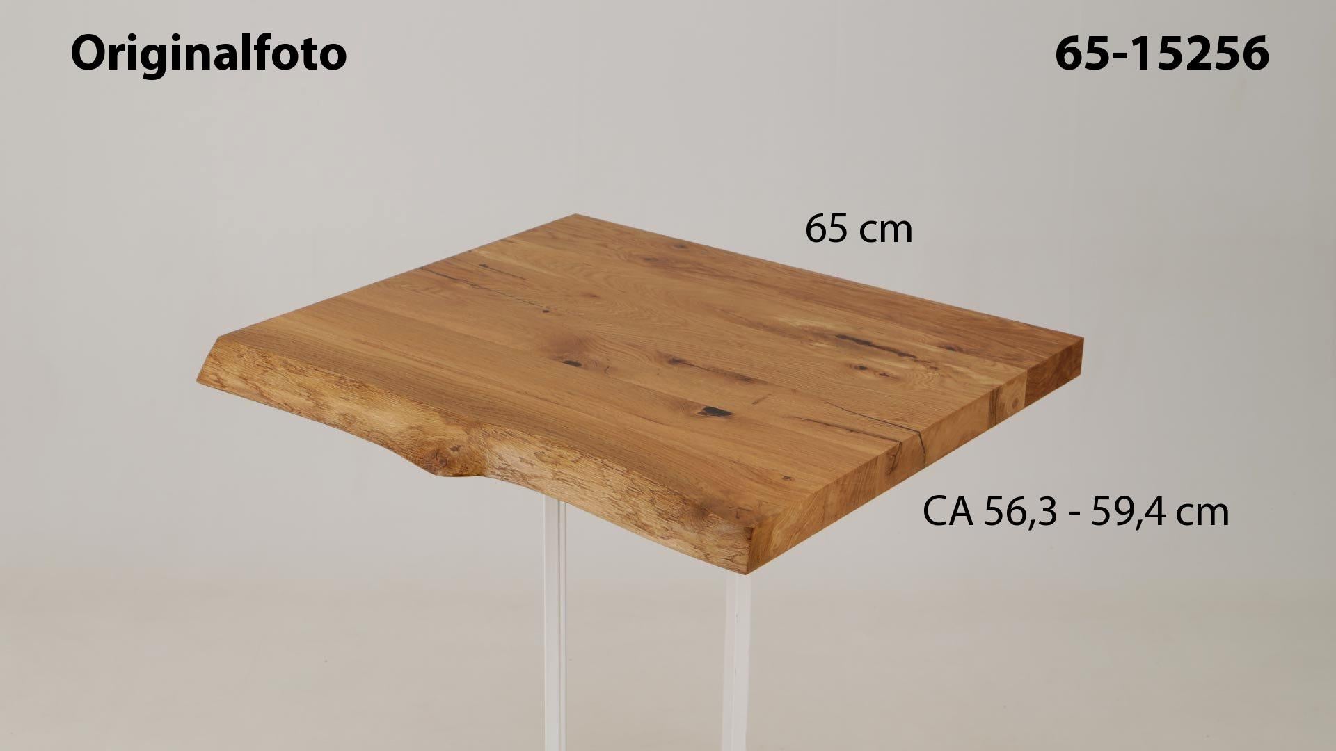 Eichenholz-Tischplatte Nummer 65-15256, Länge 65 cm cm, Breite ca. 56.3 cm–59.4 cm, mit gebürsteter Baumkante, geschliffen, 2 Schichten italienisches Öl, Äste und Risse mit Epoxidharz