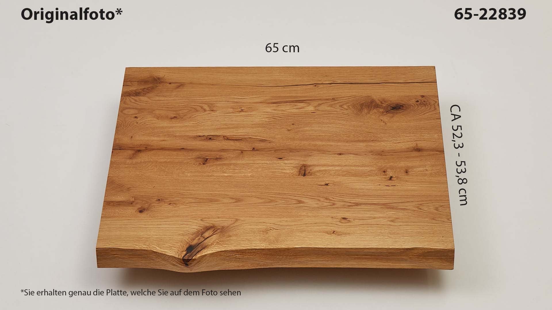 Eichenholz-Tischplatte Nummer 65-22839, Länge 65 cm cm, Breite ca. 52.3 cm–53.8 cm, mit gebürsteter Baumkante, geschliffen, 2 Schichten italienisches Öl, Äste und Risse mit Epoxidharz