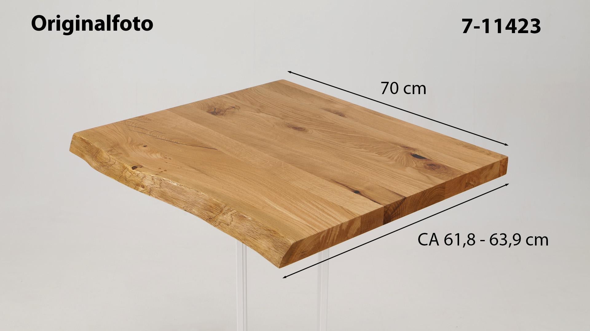 Eichenholz-Tischplatte Nummer 7-11423, Länge 70 cm cm, Breite ca. 61.8 cm–63.9 cm, mit gebürsteter Baumkante, geschliffen, 2 Schichten italienisches Öl, Äste und Risse mit Epoxidharz