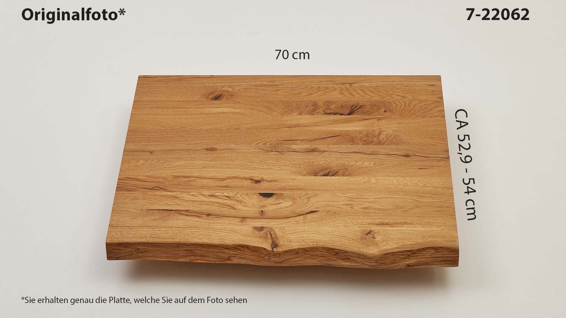 Eichenholz-Tischplatte Nummer 7-22062, Länge 70 cm cm, Breite ca. 52.9 cm–54 cm, mit gebürsteter Baumkante, geschliffen, 2 Schichten italienisches Öl, Äste und Risse mit Epoxidharz