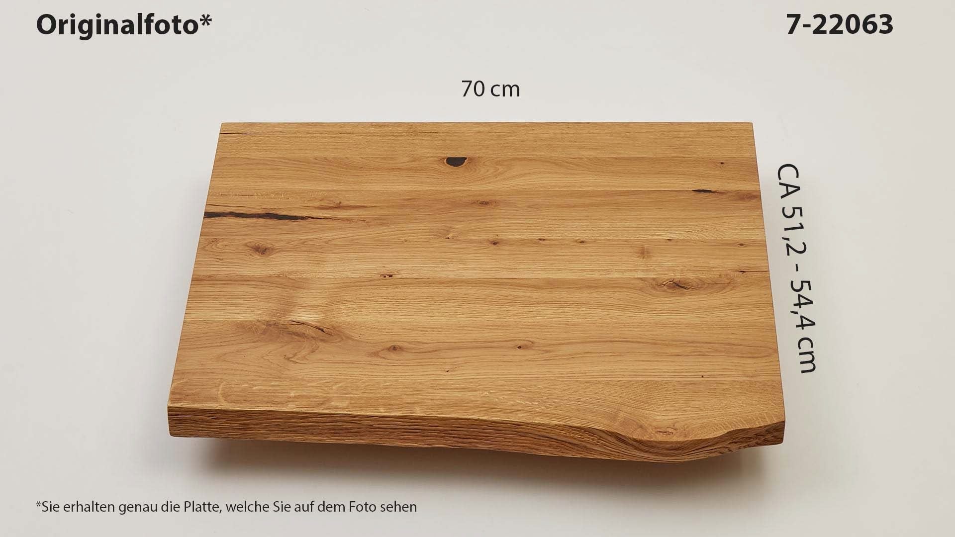 Eichenholz-Tischplatte Nummer 7-22063, Länge 70 cm cm, Breite ca. 51.2 cm–54.4 cm, mit gebürsteter Baumkante, geschliffen, 2 Schichten italienisches Öl, Äste und Risse mit Epoxidharz