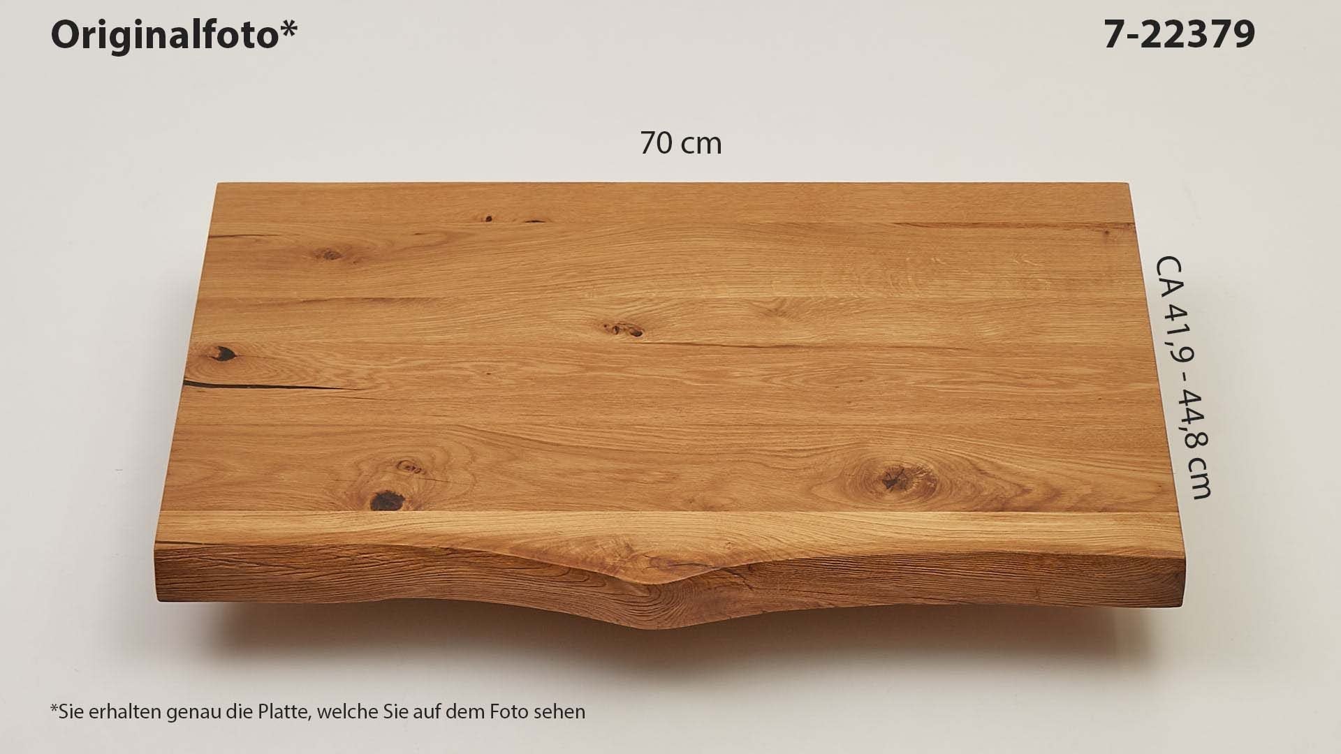 Eichenholz-Tischplatte Nummer 7-22379, Länge 70 cm cm, Breite ca. 41.9 cm–44.8 cm, mit gebürsteter Baumkante, geschliffen, 2 Schichten italienisches Öl, Äste und Risse mit Epoxidharz