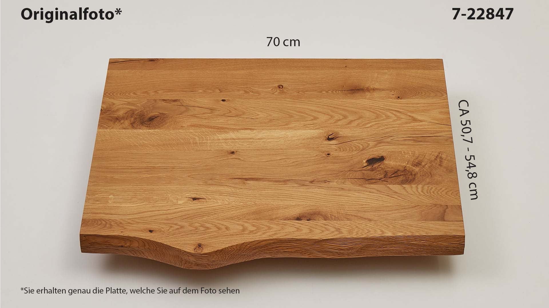 Eichenholz-Tischplatte Nummer 7-22847, Länge 70 cm cm, Breite ca. 50.7 cm–54.8 cm, mit gebürsteter Baumkante, geschliffen, 2 Schichten italienisches Öl, Äste und Risse mit Epoxidharz