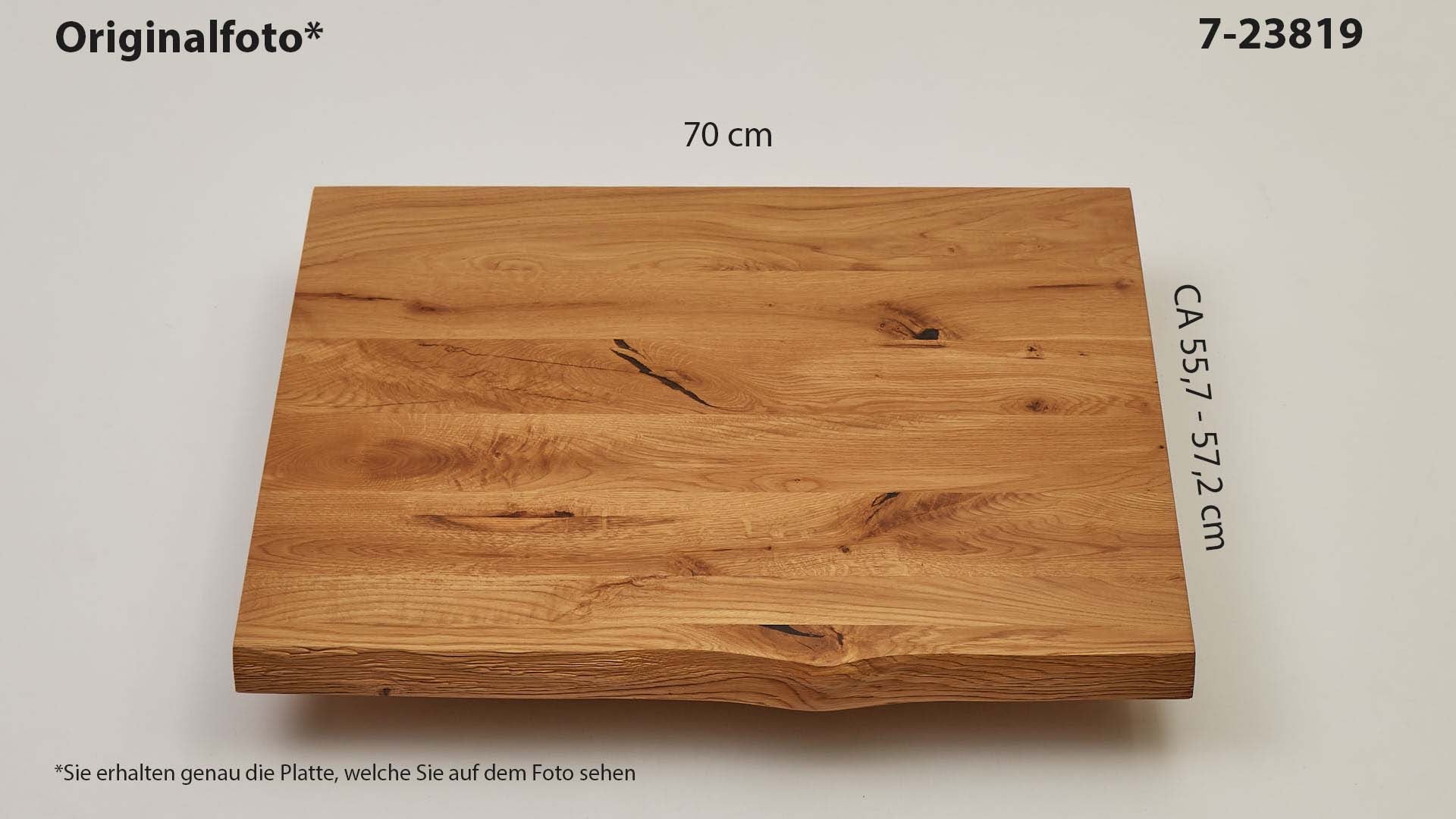 Eichenholz-Tischplatte Nummer 7-23819, Länge 70 cm cm, Breite ca. 55.7 cm–57.2 cm, mit gebürsteter Baumkante, geschliffen, 2 Schichten italienisches Öl, Äste und Risse mit Epoxidharz