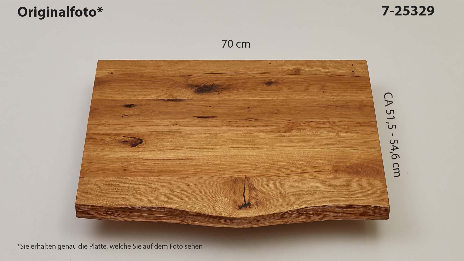 Eichenholz-Tischplatte Nummer 7-25329, Länge 70 cm cm, Breite ca. 51.5 cm–54.6 cm, mit gebürsteter Baumkante, geschliffen, 2 Schichten italienisches Öl, Äste und Risse mit Epoxidharz
