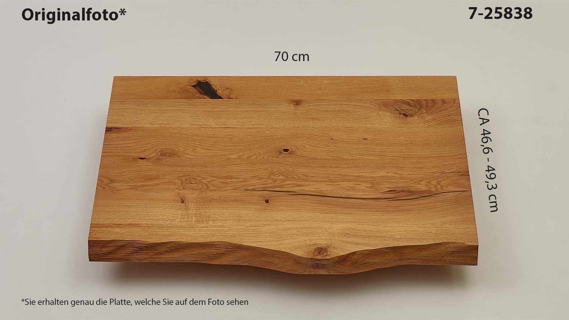 Eichenholz-Tischplatte Nummer 7-25838, Länge 70 cm cm, Breite ca. 46.6 cm–49.3 cm, mit gebürsteter Baumkante, geschliffen, 2 Schichten italienisches Öl, Äste und Risse mit Epoxidharz