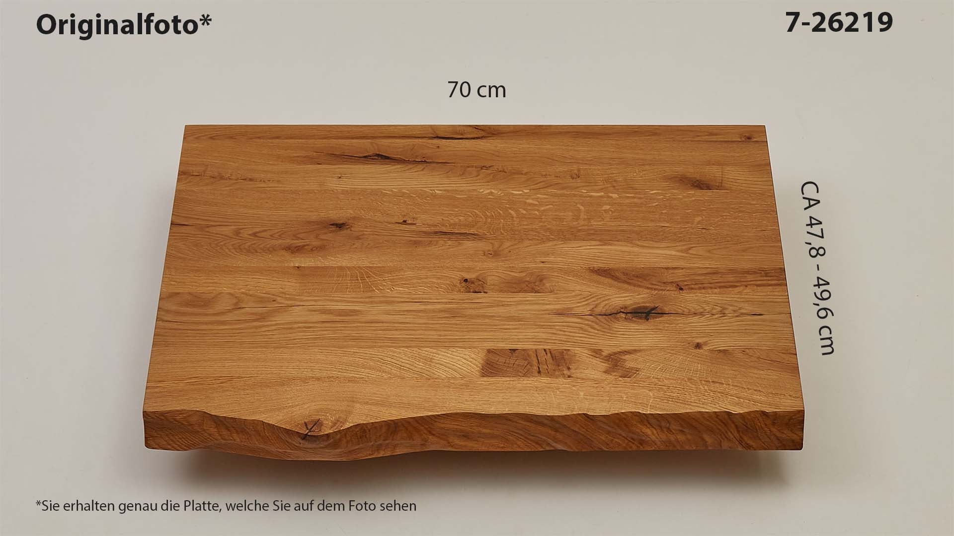 Eichenholz-Tischplatte Nummer 7-26219, Länge 70 cm cm, Breite ca. 47.8 cm–49.6 cm, mit gebürsteter Baumkante, geschliffen, 2 Schichten italienisches Öl, Äste und Risse mit Epoxidharz