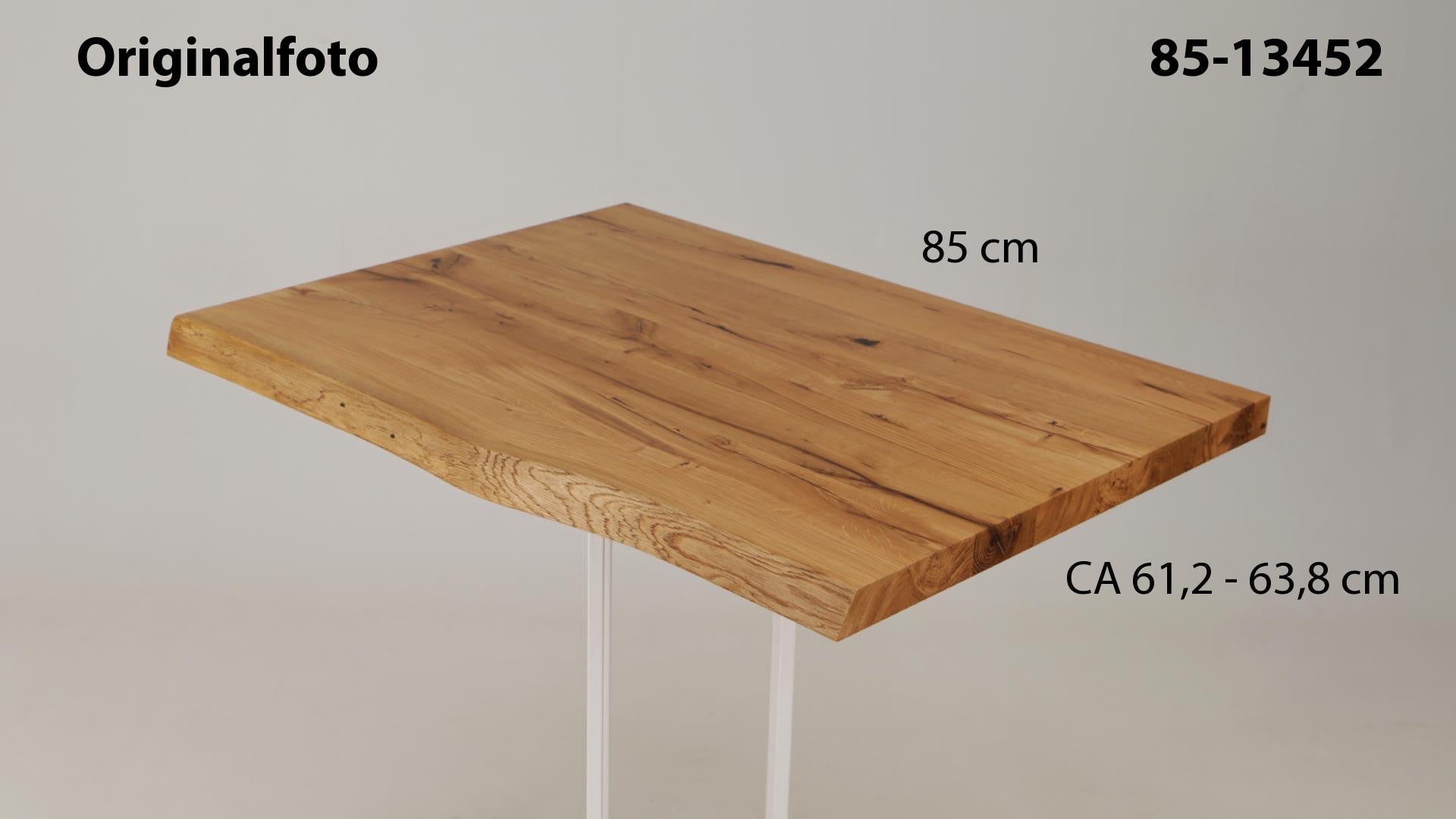 Eichenholz-Tischplatte Nummer 85-13452, Länge 85 cm cm, Breite ca. 61.2 cm–63.8 cm, mit gebürsteter Baumkante, geschliffen, 2 Schichten italienisches Öl, Äste und Risse mit Epoxidharz