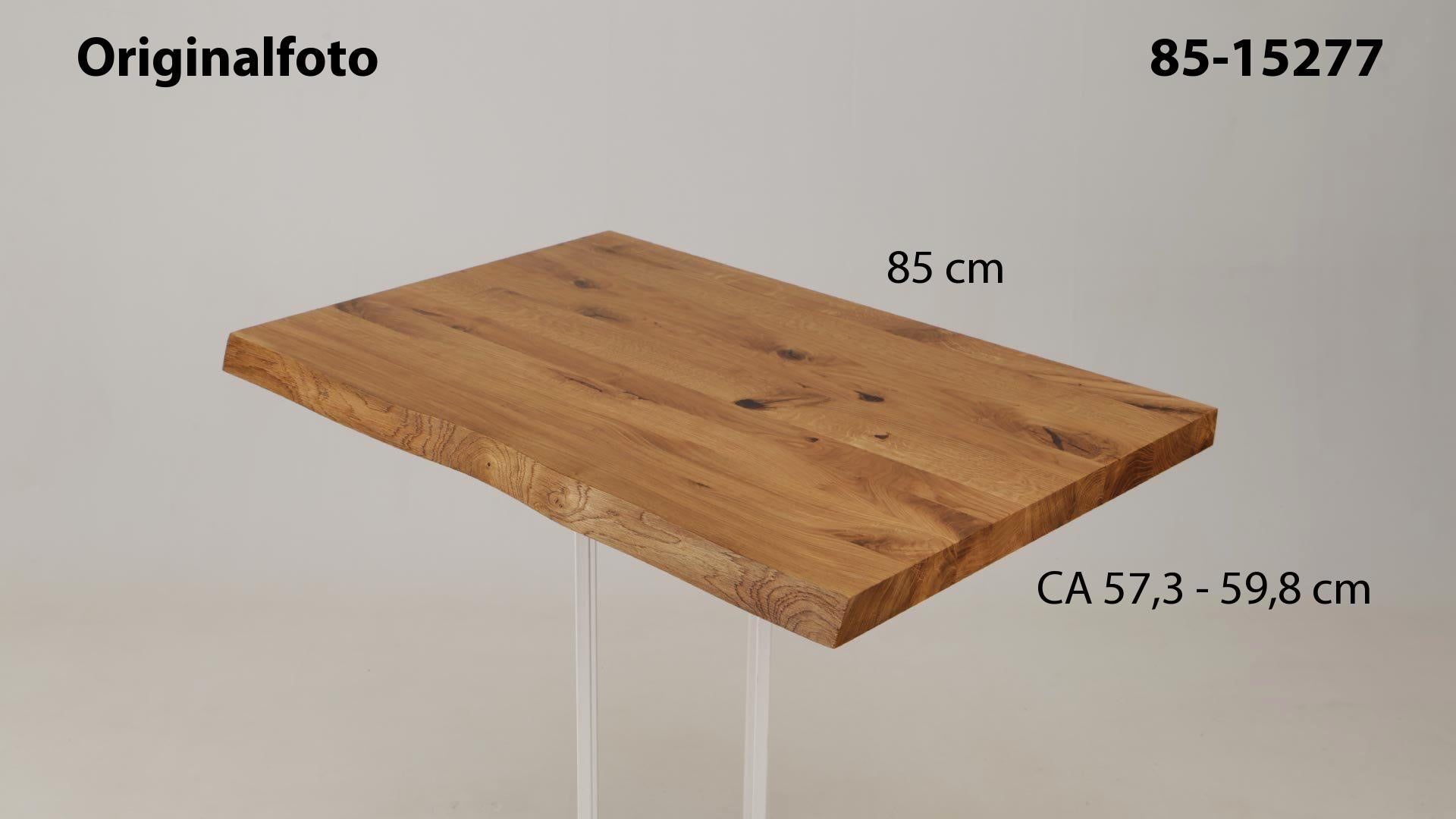 Eichenholz-Tischplatte Nummer 85-15277, Länge 85 cm cm, Breite ca. 57.3 cm–59.8 cm, mit gebürsteter Baumkante, geschliffen, 2 Schichten italienisches Öl, Äste und Risse mit Epoxidharz
