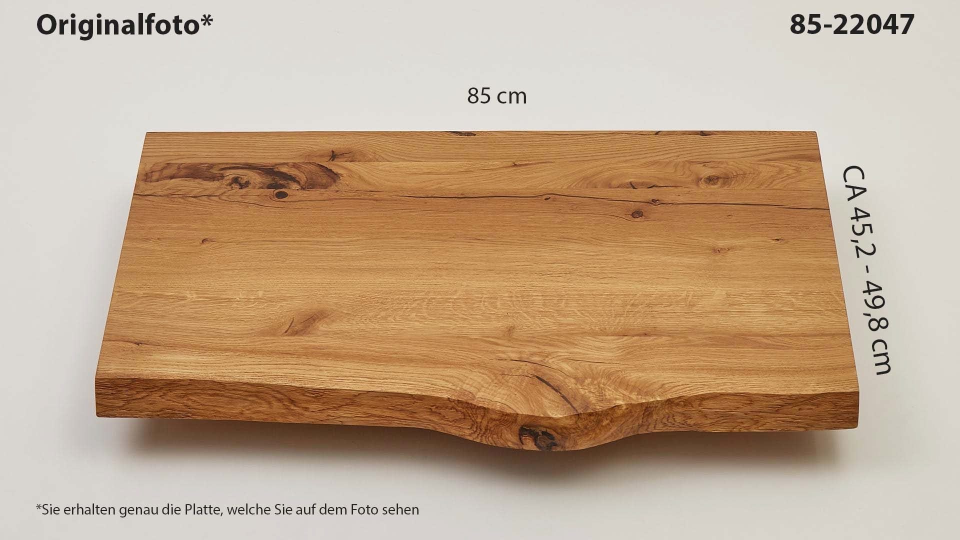 Eichenholz-Tischplatte Nummer 85-22047, Länge 85 cm cm, Breite ca. 45.2 cm–49.8 cm, mit gebürsteter Baumkante, geschliffen, 2 Schichten italienisches Öl, Äste und Risse mit Epoxidharz