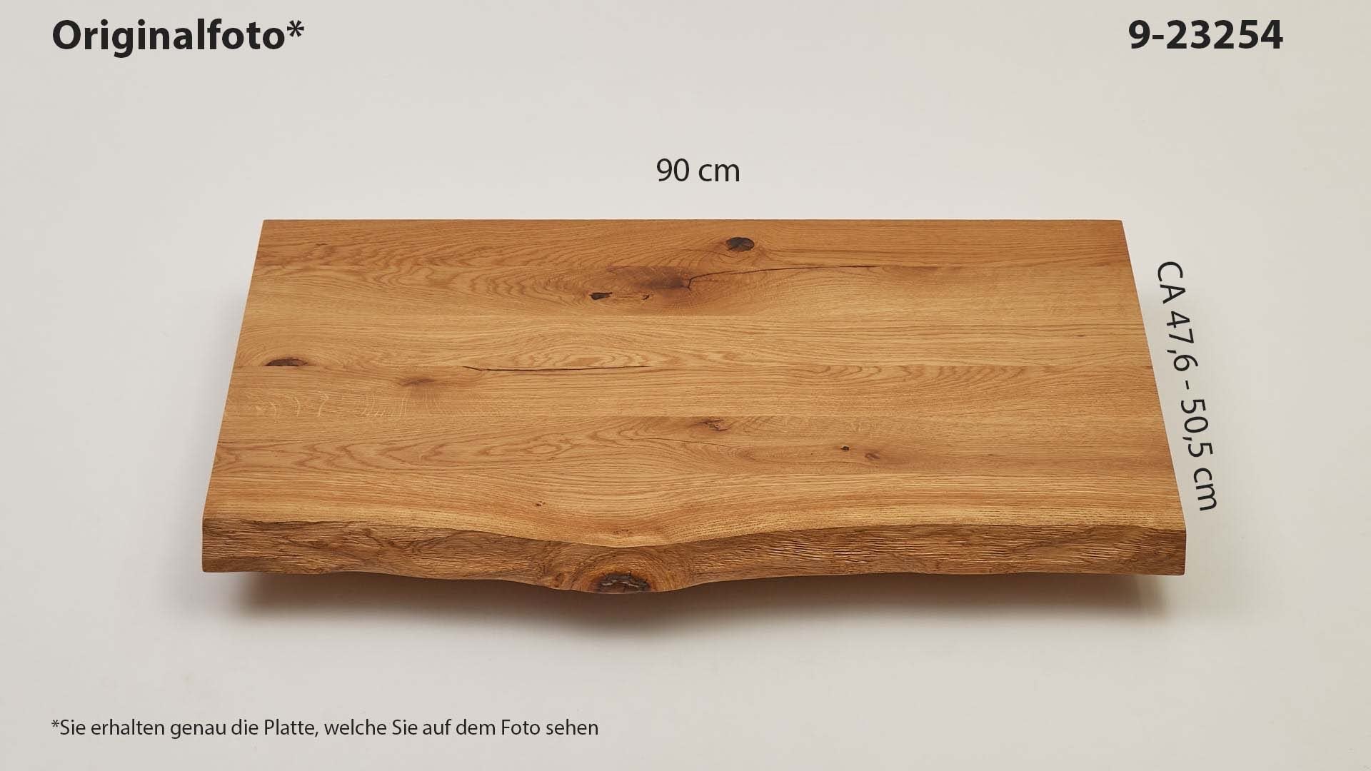Eichenholz-Tischplatte Nummer 9-23254, Länge 90 cm cm, Breite ca. 47.6 cm–50.5 cm, mit gebürsteter Baumkante, geschliffen, 2 Schichten italienisches Öl, Äste und Risse mit Epoxidharz