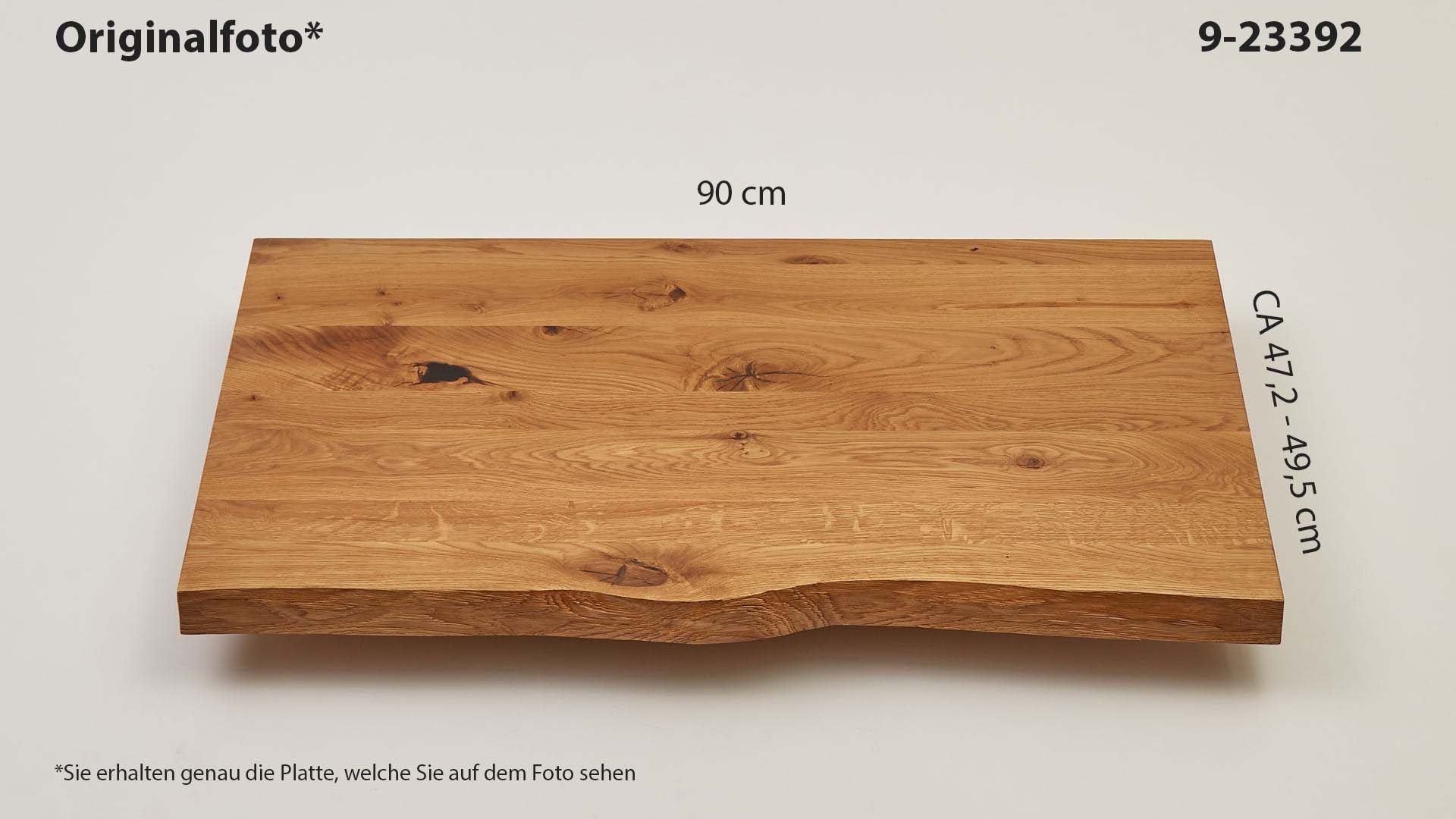 Eichenholz-Tischplatte Nummer 9-23392, Länge 90 cm cm, Breite ca. 47.2 cm–49.5 cm, mit gebürsteter Baumkante, geschliffen, 2 Schichten italienisches Öl, Äste und Risse mit Epoxidharz