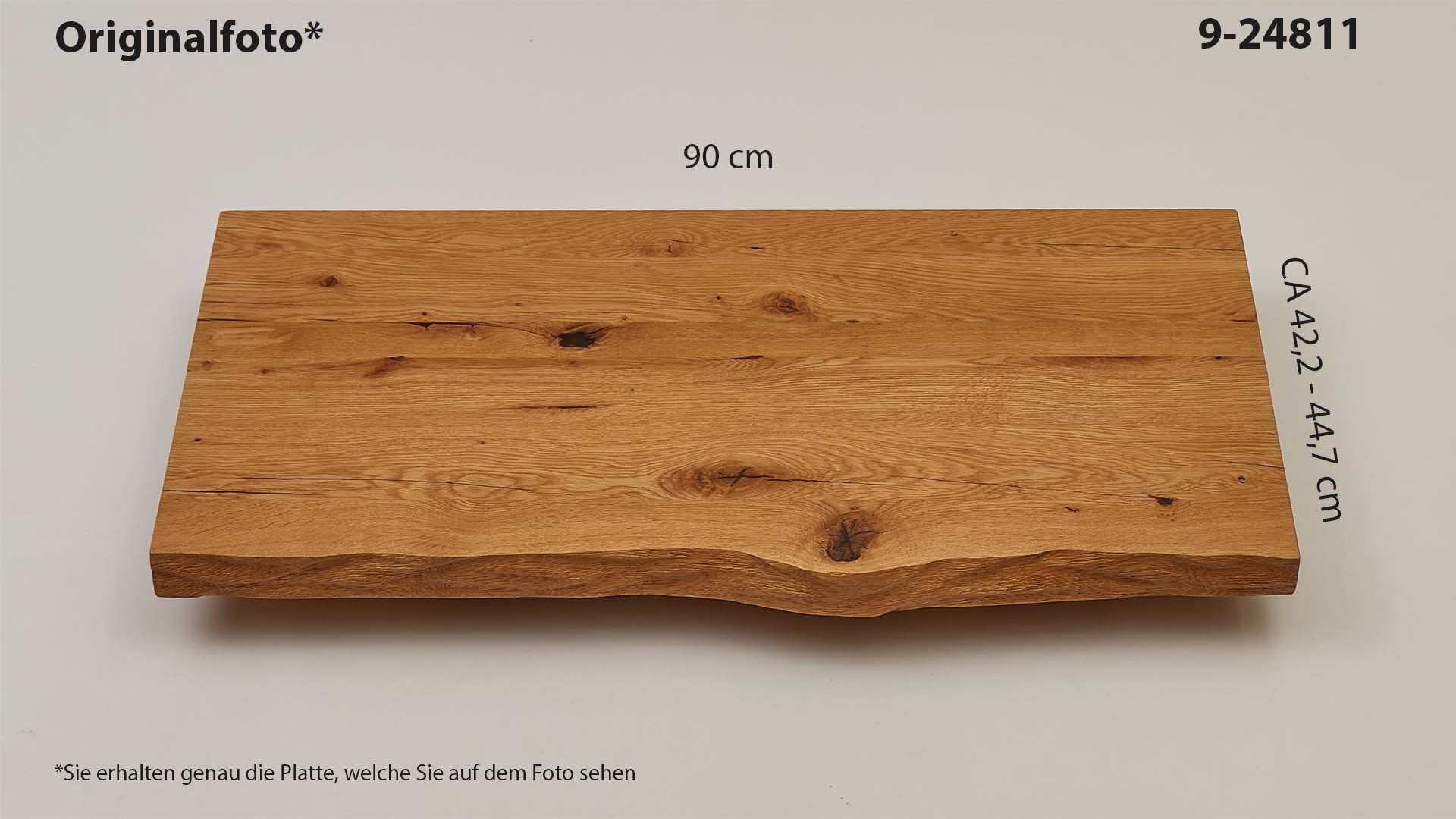 Eichenholz-Tischplatte Nummer 9-24811, Länge 90 cm cm, Breite ca. 42.2 cm–44.7 cm, mit gebürsteter Baumkante, geschliffen, 2 Schichten italienisches Öl, Äste und Risse mit Epoxidharz