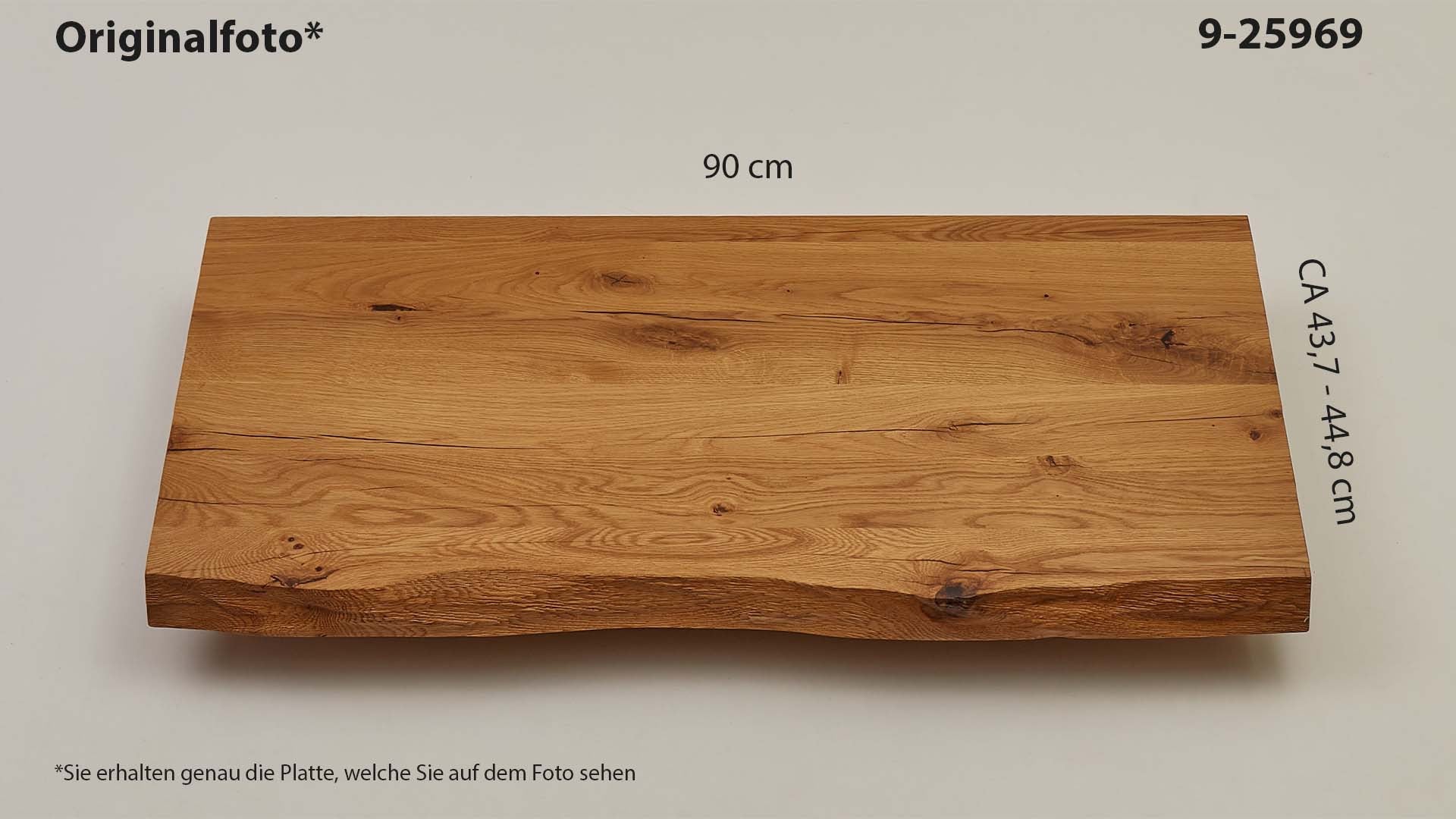 Eichenholz-Tischplatte Nummer 9-25969, Länge 90 cm cm, Breite ca. 43.7 cm–44.8 cm, mit gebürsteter Baumkante, geschliffen, 2 Schichten italienisches Öl, Äste und Risse mit Epoxidharz