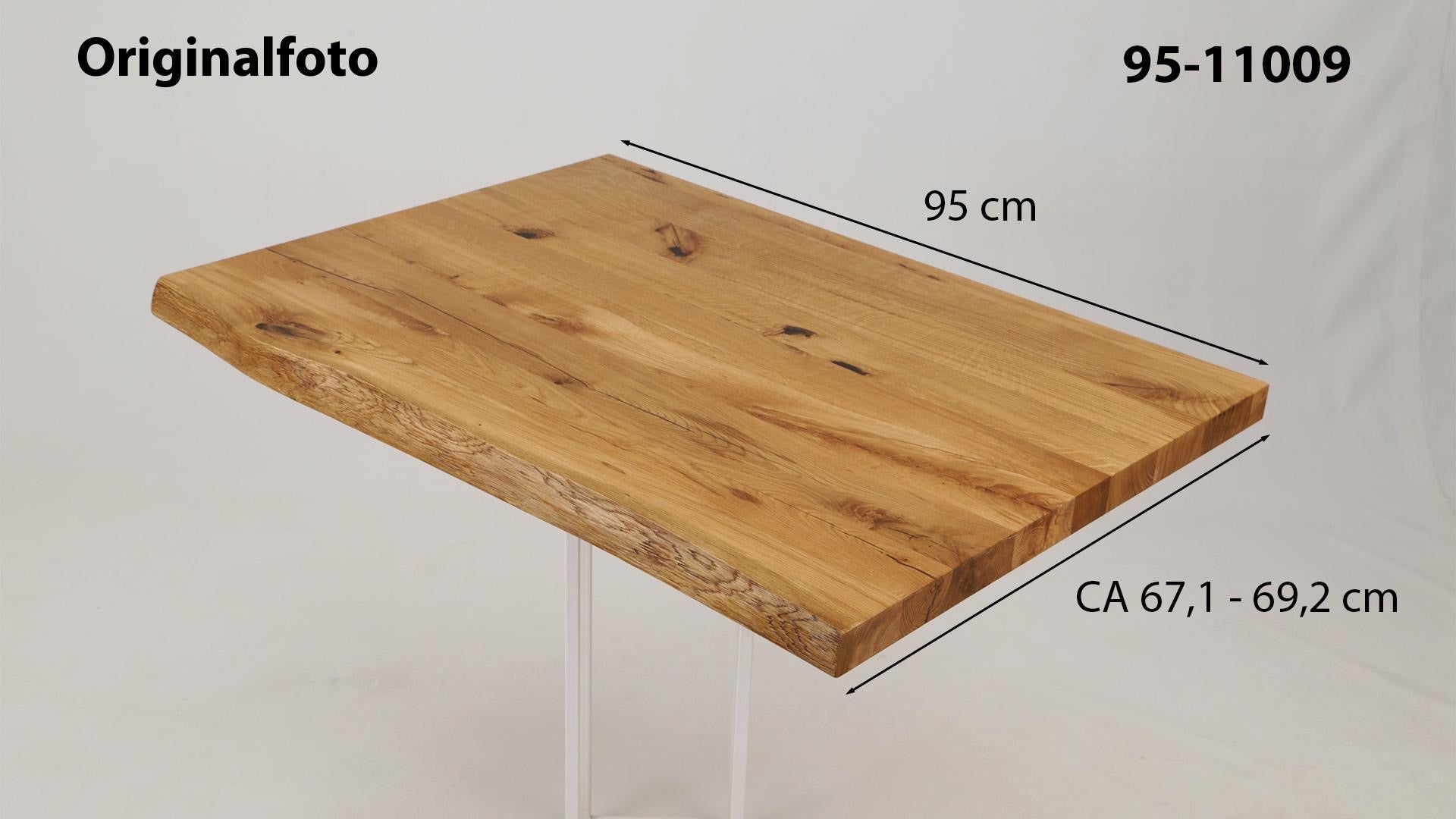 Eichenholz-Tischplatte Nummer 95-11009, Länge 95 cm cm, Breite ca. 67.1 cm–69.2 cm, mit gebürsteter Baumkante, geschliffen, 2 Schichten italienisches Öl, Äste und Risse mit Epoxidharz