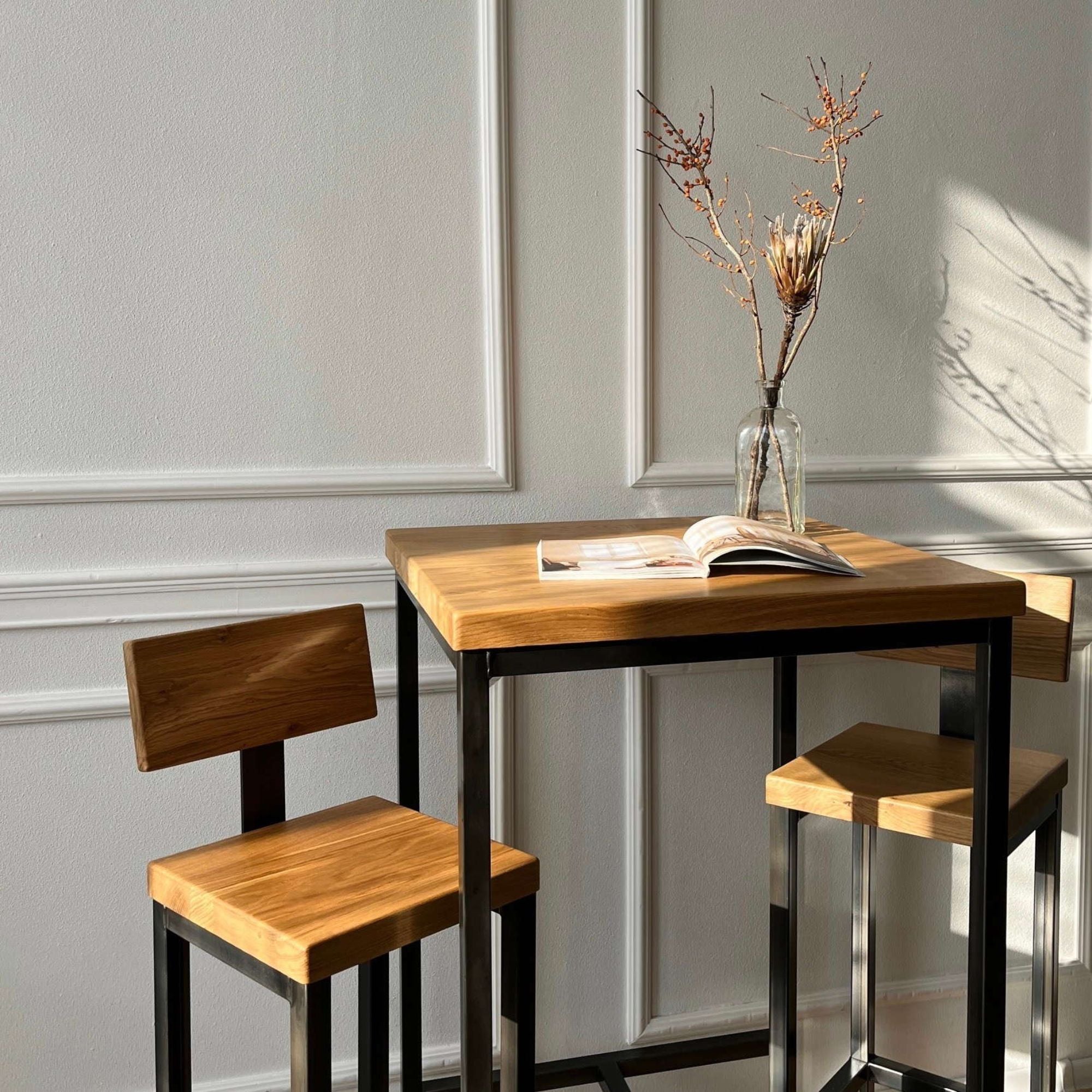 Kompaktes Bartisch Set mit zwei Barhockern im Industrial Look