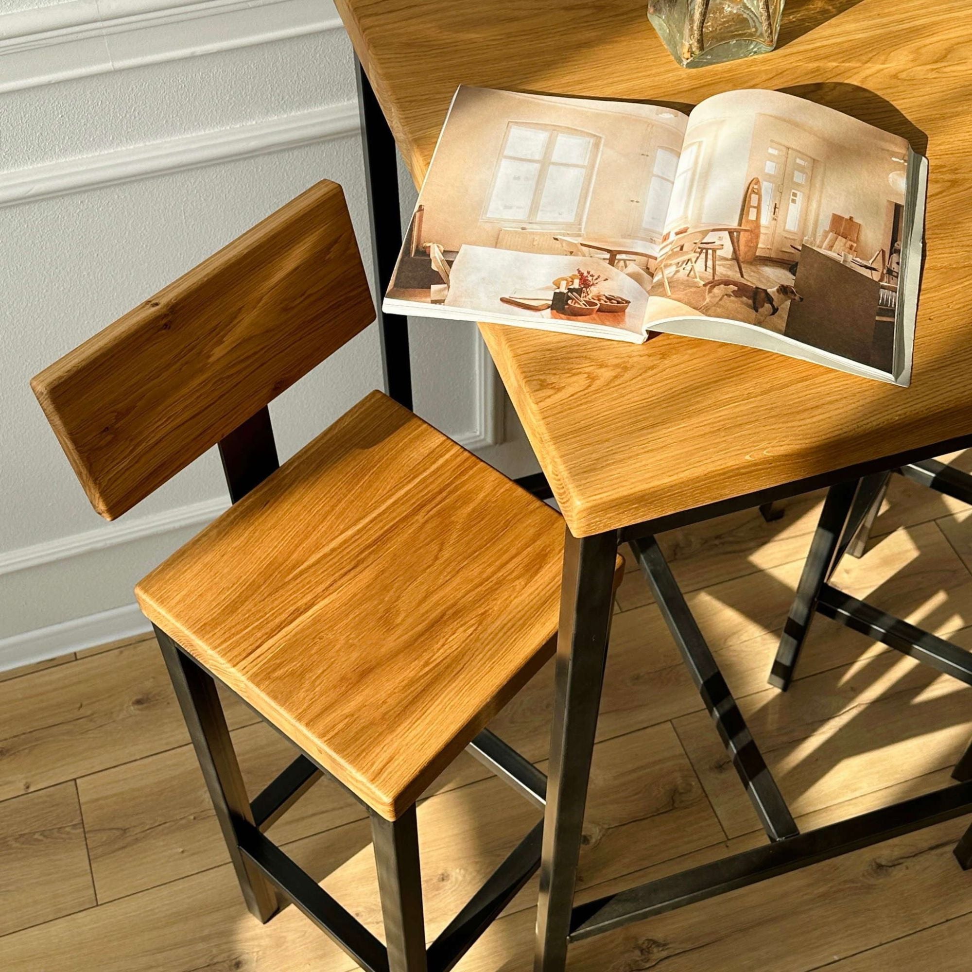 Hoher Tisch mit passendem Barhocker aus Massivholz im Loft-Stil