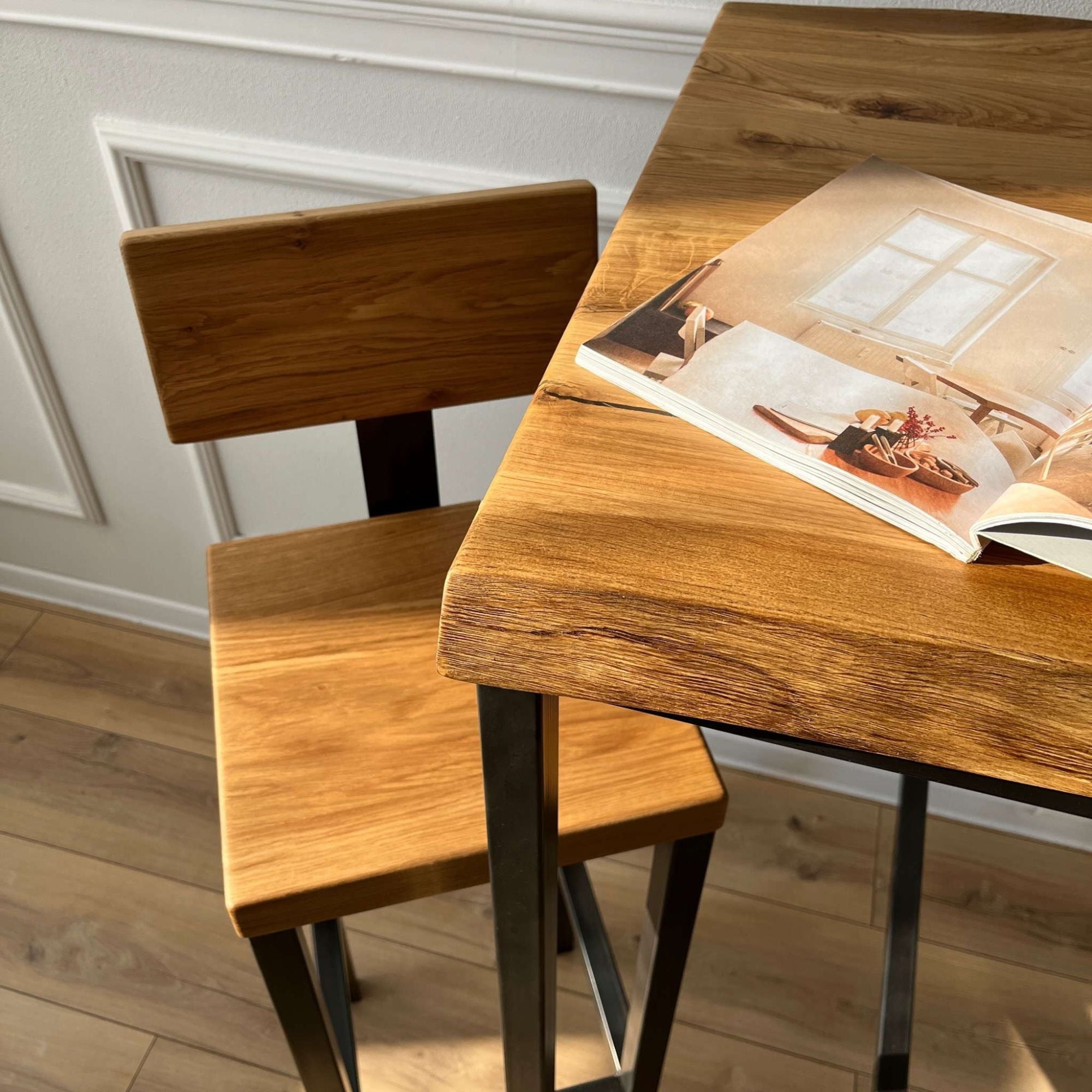 Hoher Tisch mit Barhocker und Massivholzplatte, stilvolles Industrial Design fuer moderne Raeume