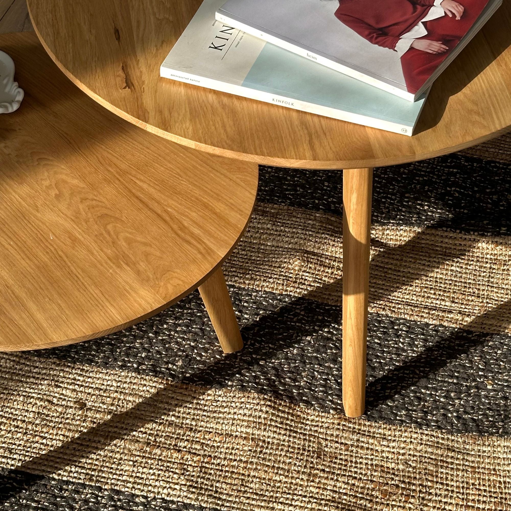 Zwei runde Holztische im Wohnzimmer, modernes und praktisches Design