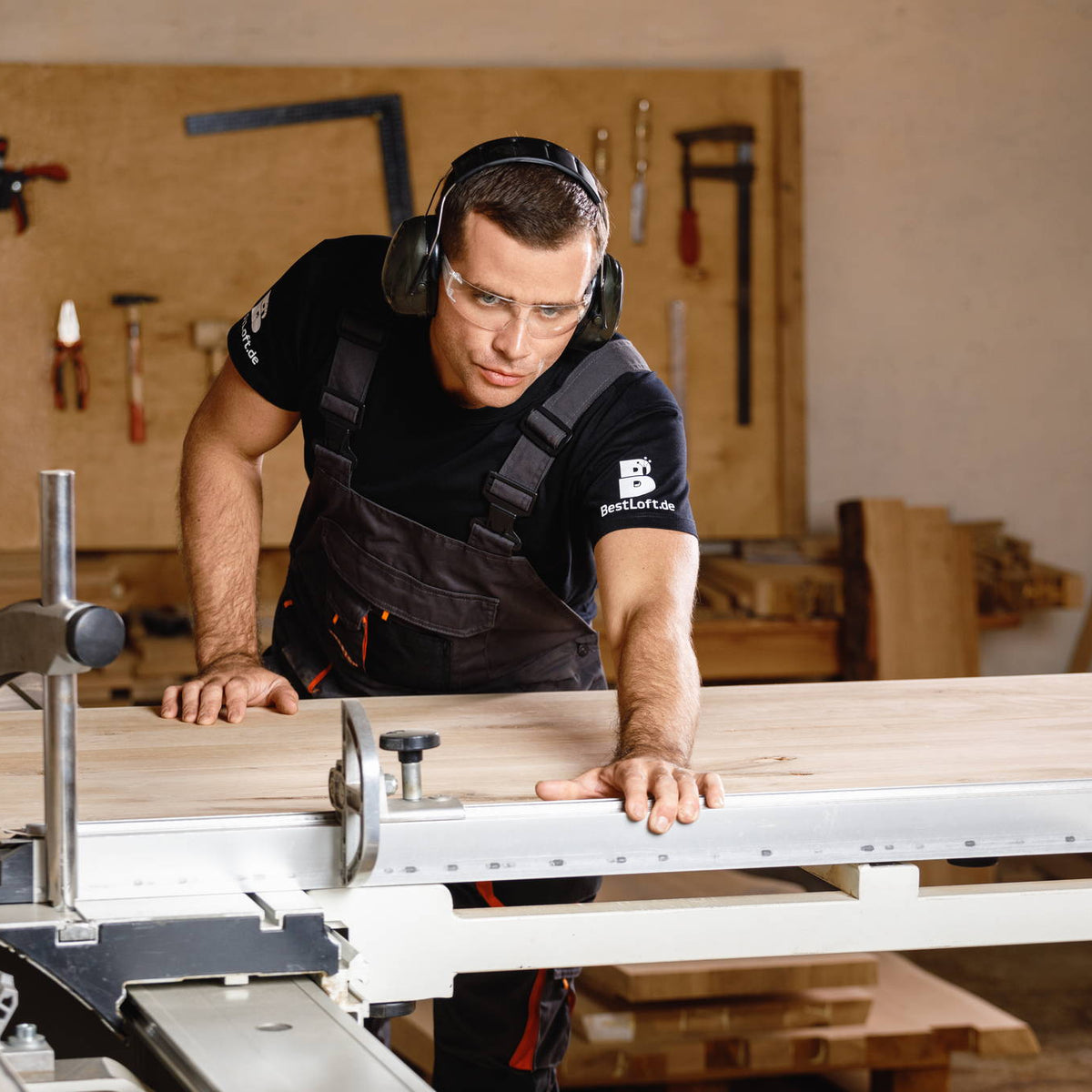 Mitarbeiter von BestLoft arbeitet an einer Waschtischplatte nach Maß