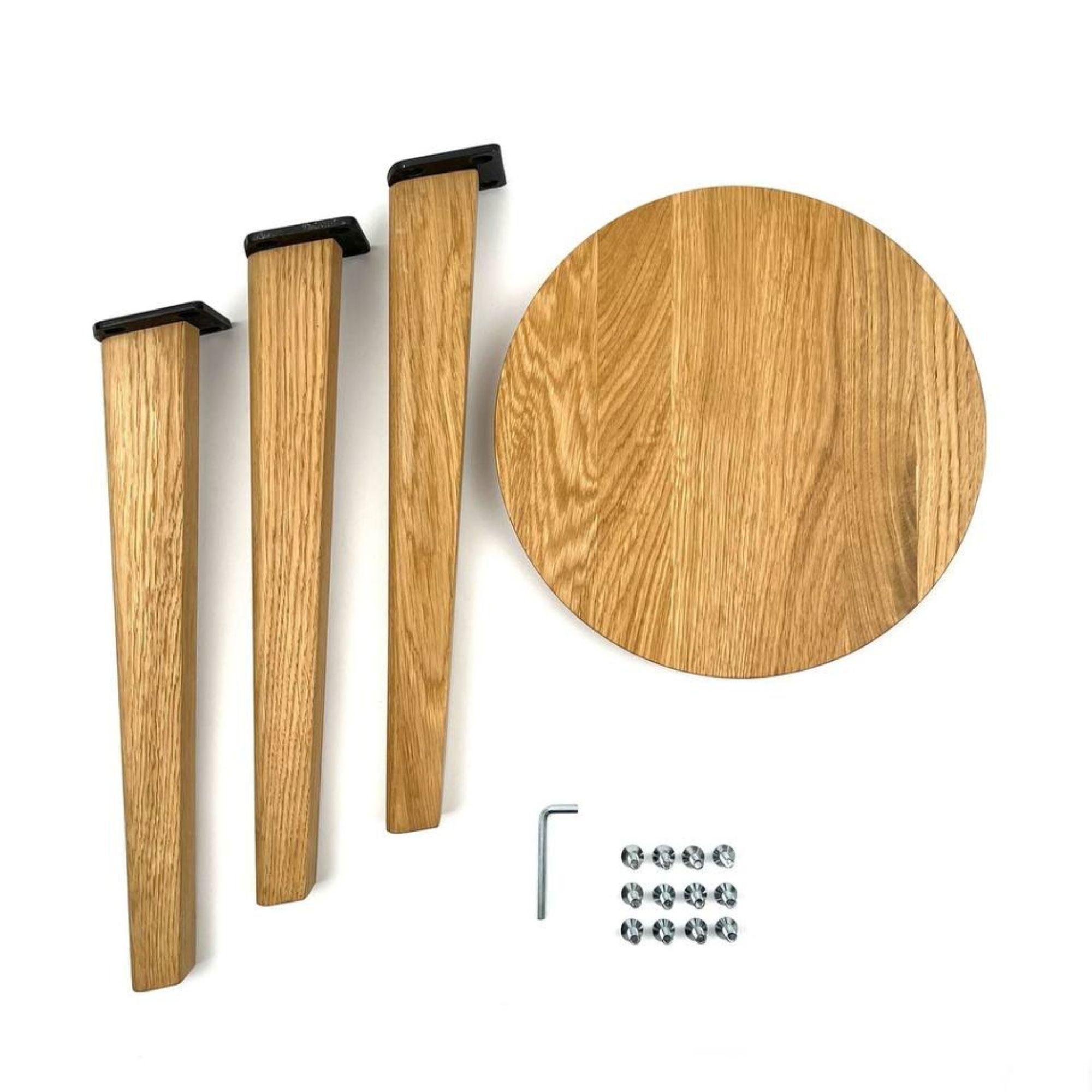 Einzelteile eines Holztisches aus Eiche: Tischplatte, Beine, Schrauben und Montagewerkzeug