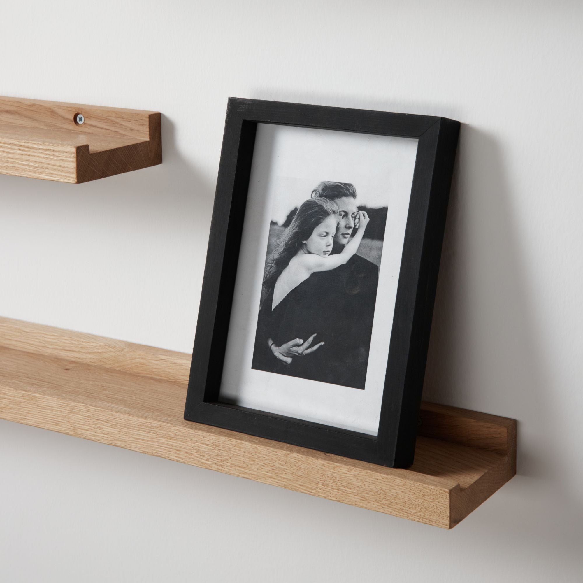 Holzregal aus Eiche mit Fotodeko