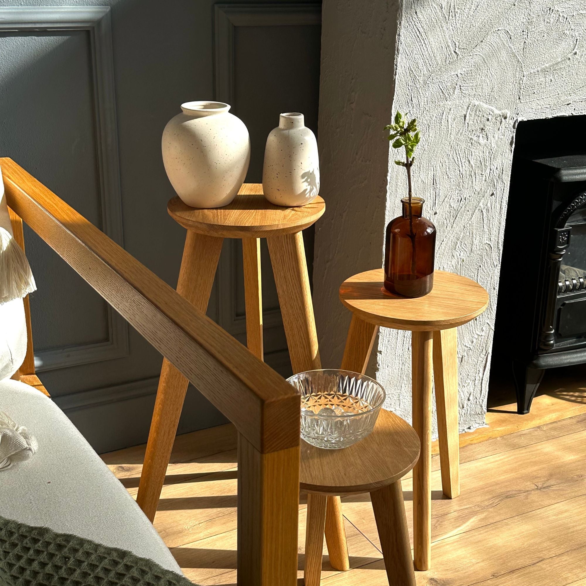 Runde Dekotische aus Holz mit Vasen und Deko im modernen Wohnzimmer