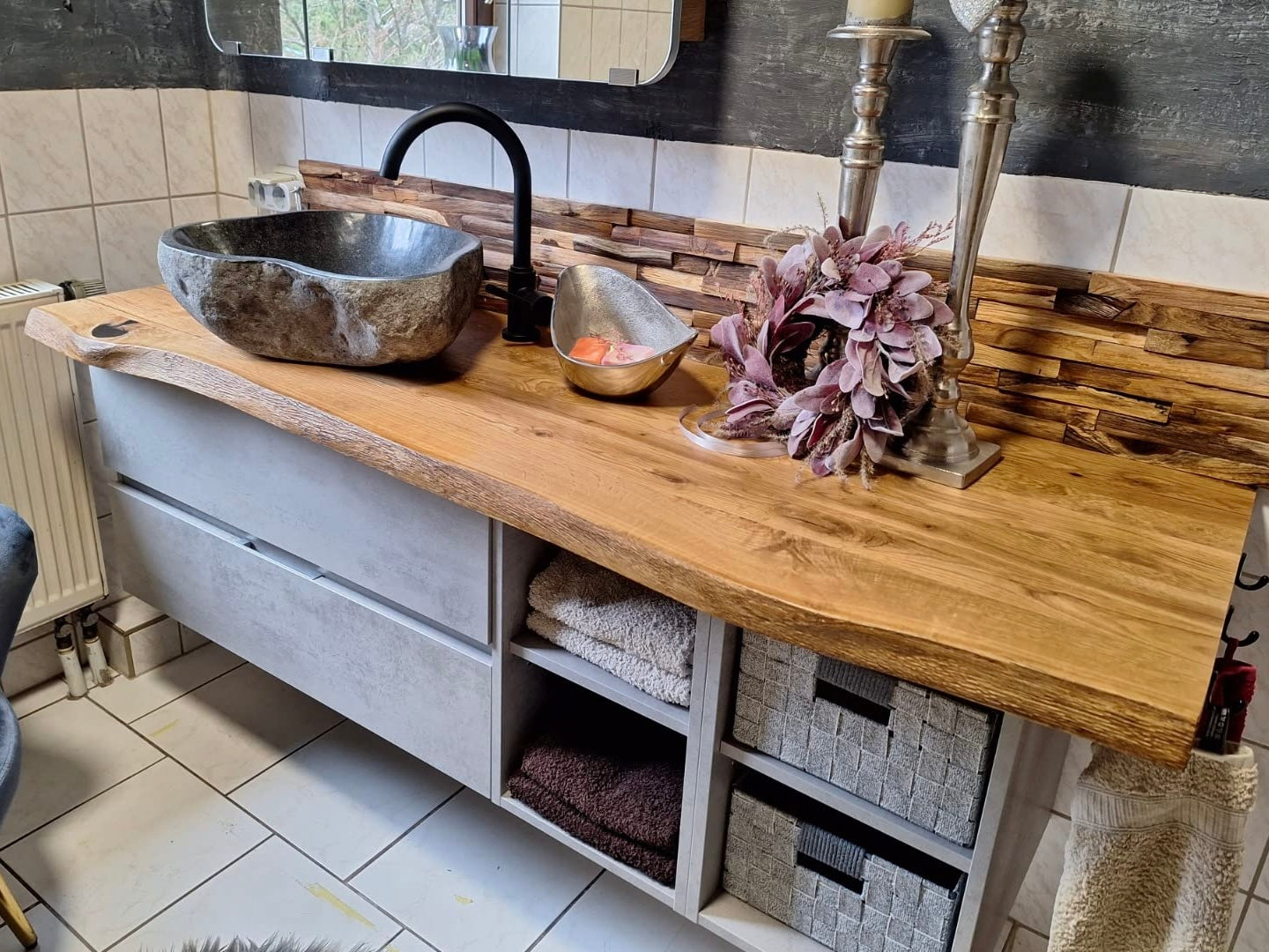 Detailaufnahme der Waschtischplatte aus Massivholz mit natürlicher Maserung und hochwertiger Verarbeitung.