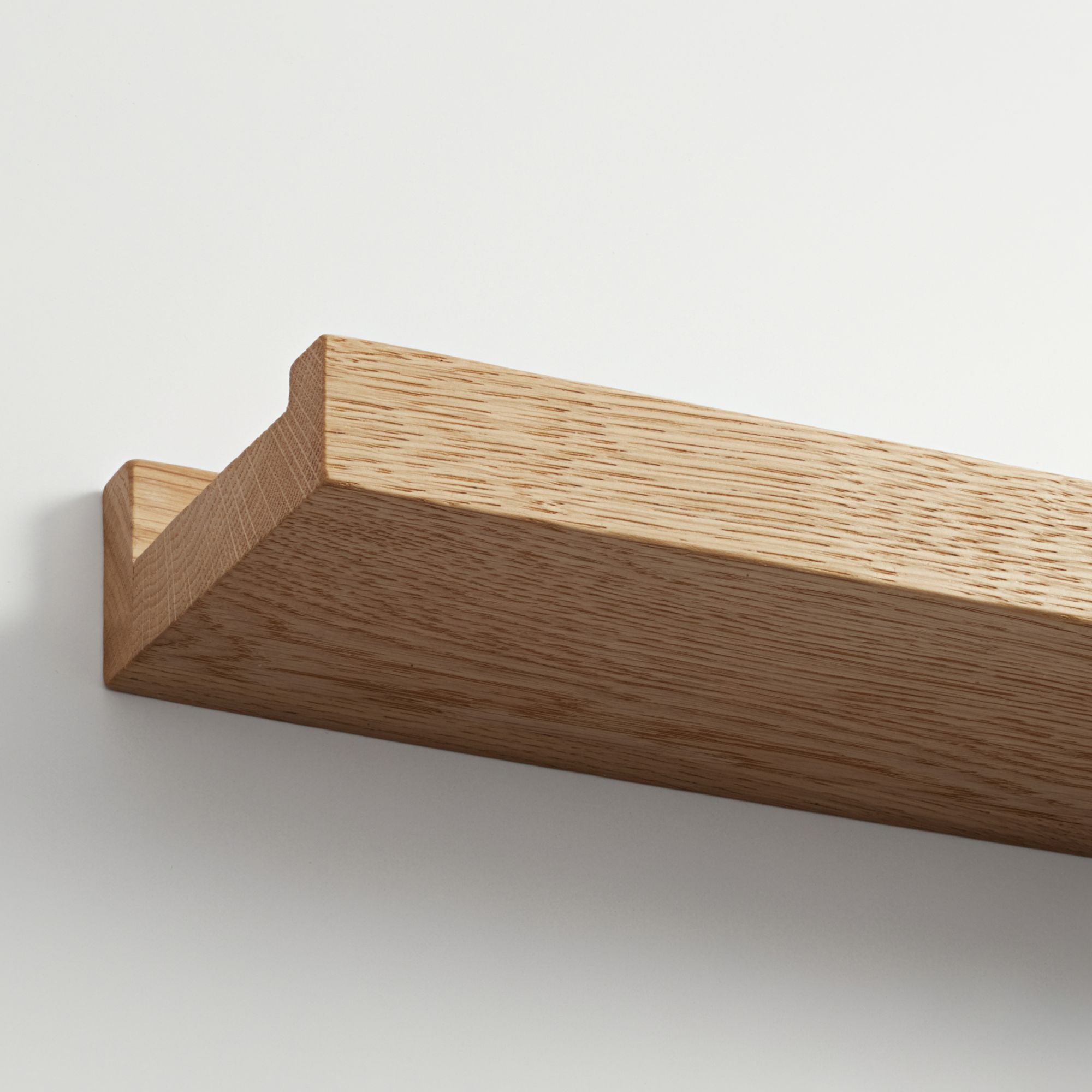 Schlichtes Holzregal in moderner Optik