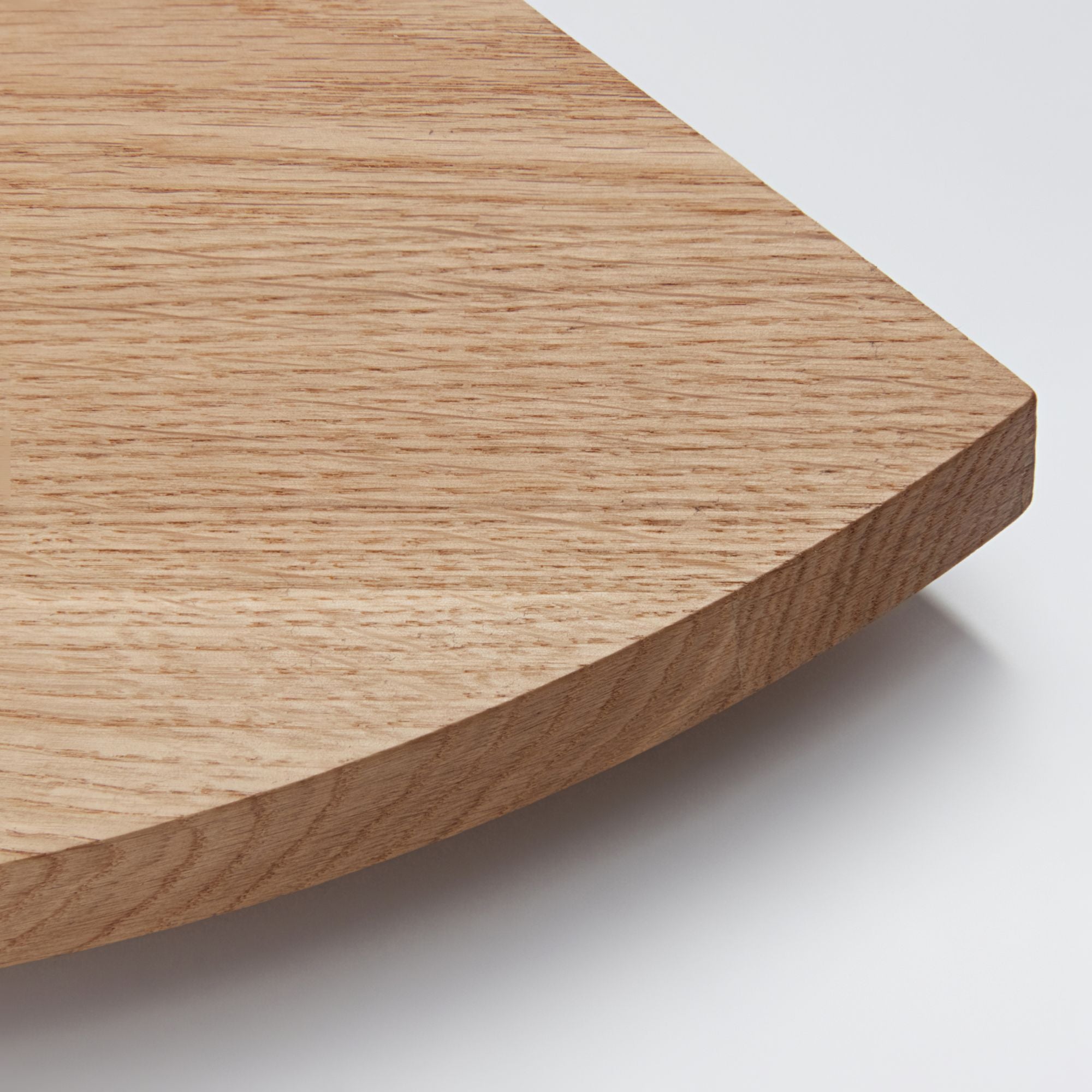 Detail der abgerundeten Holzoberfläche eines Regalbretts