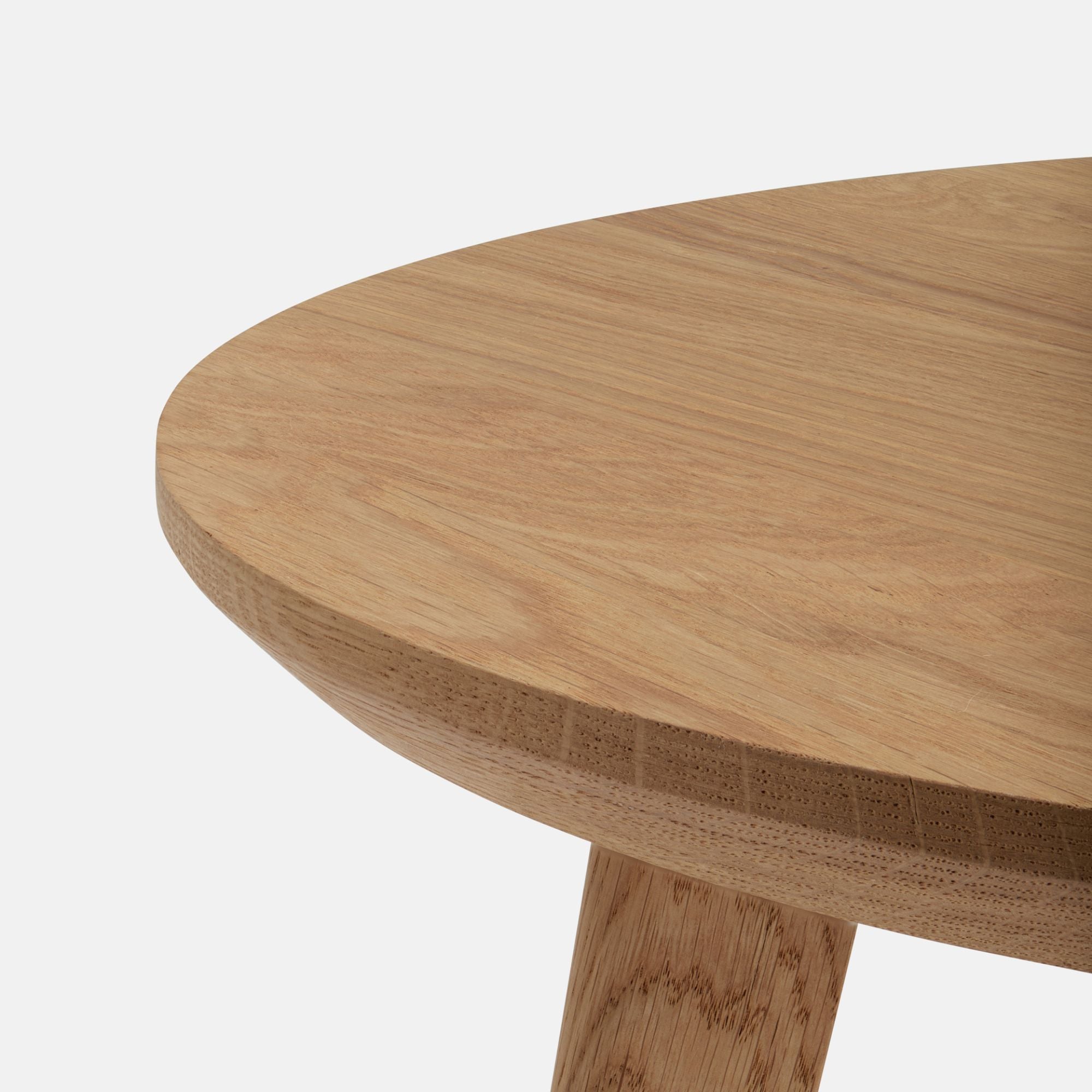 Detailansicht einer glatten Tischoberfläche aus hochwertiger Eiche