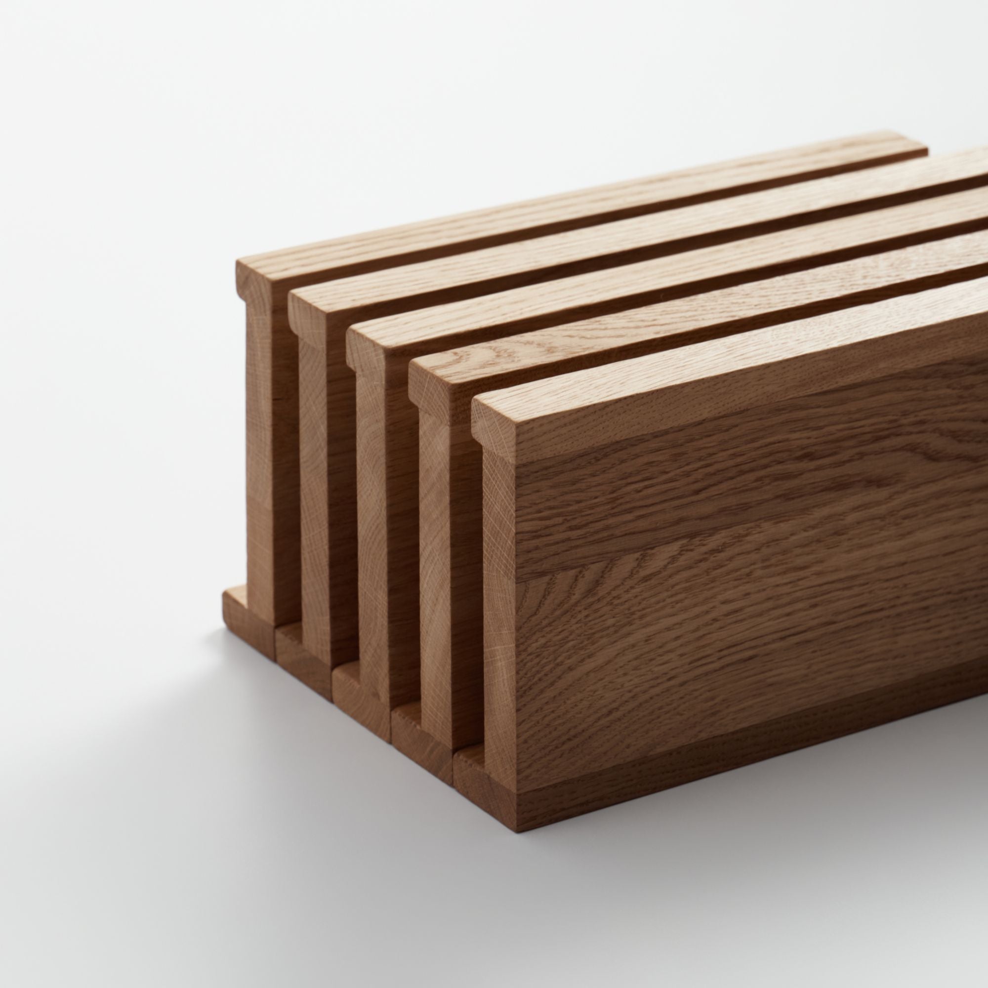 Gestapelte Wandregale aus massivem Eichenholz