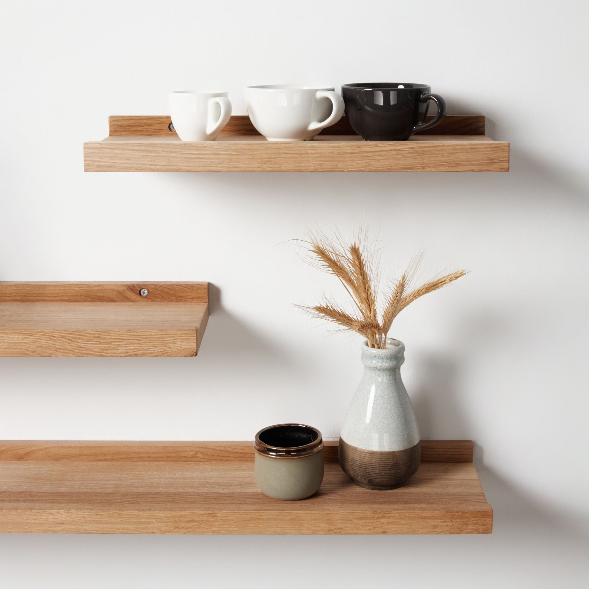 Dekoratives Regal mit minimalistischer Einrichtung