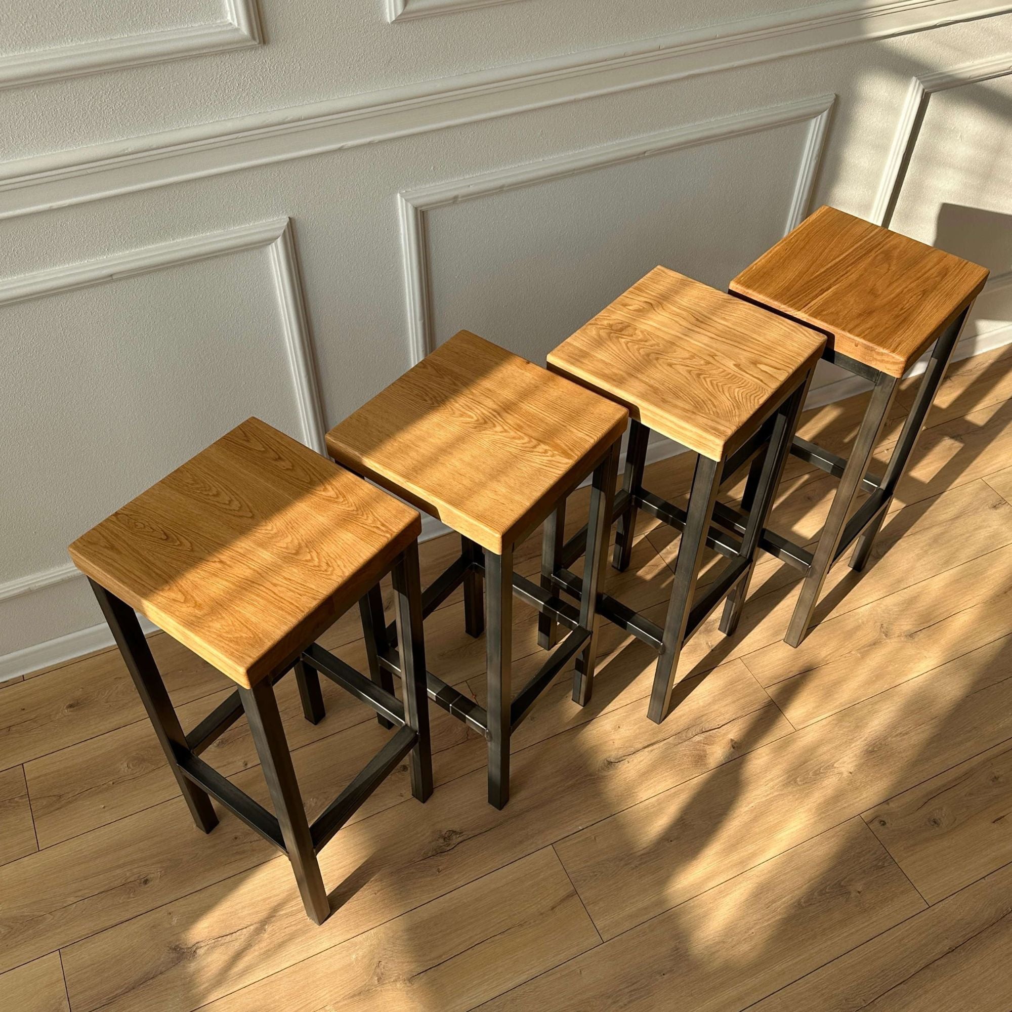 Vier Barhocker mit Eichenholzsitz und schwarzem Stahlgestell in geradlinigem, modernem Stil